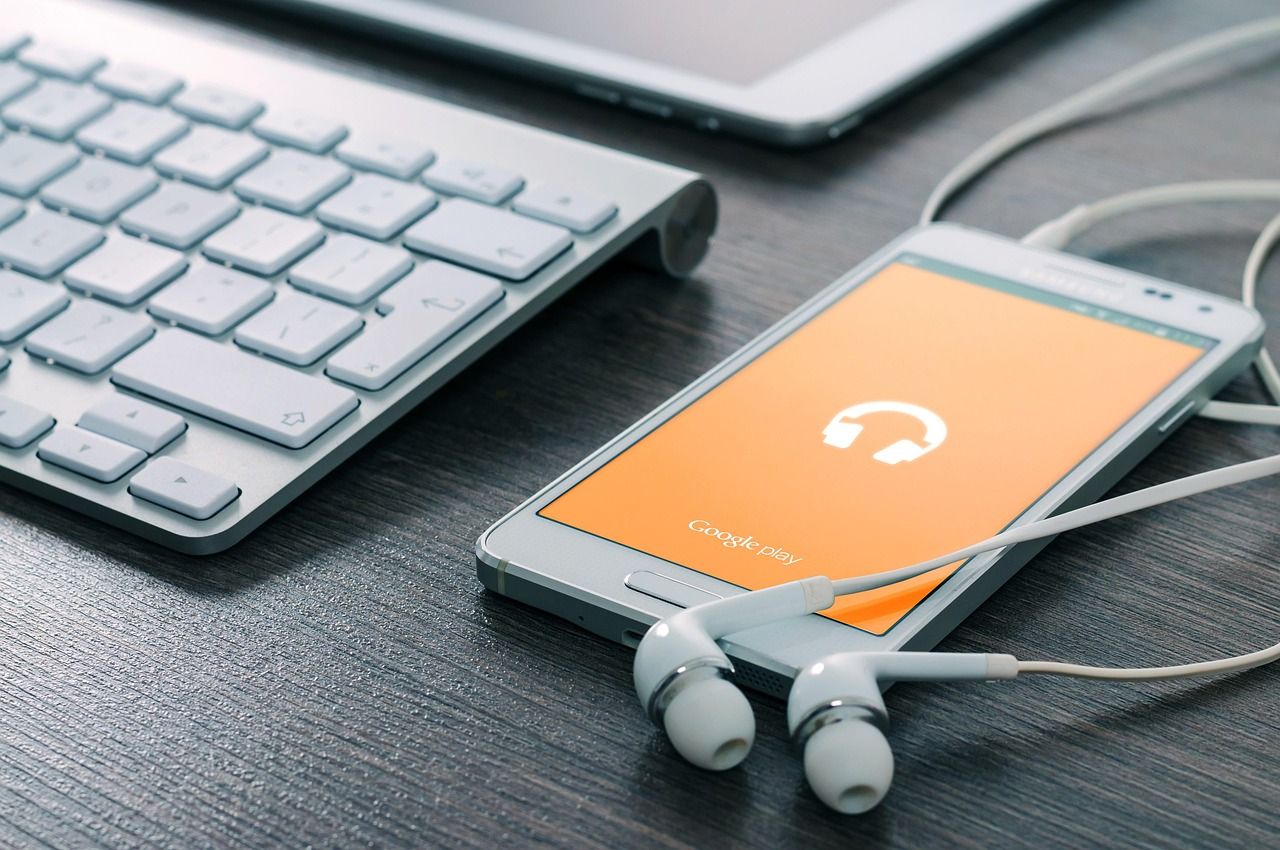 Samsung-Handy mit Musik und Kopfhörer