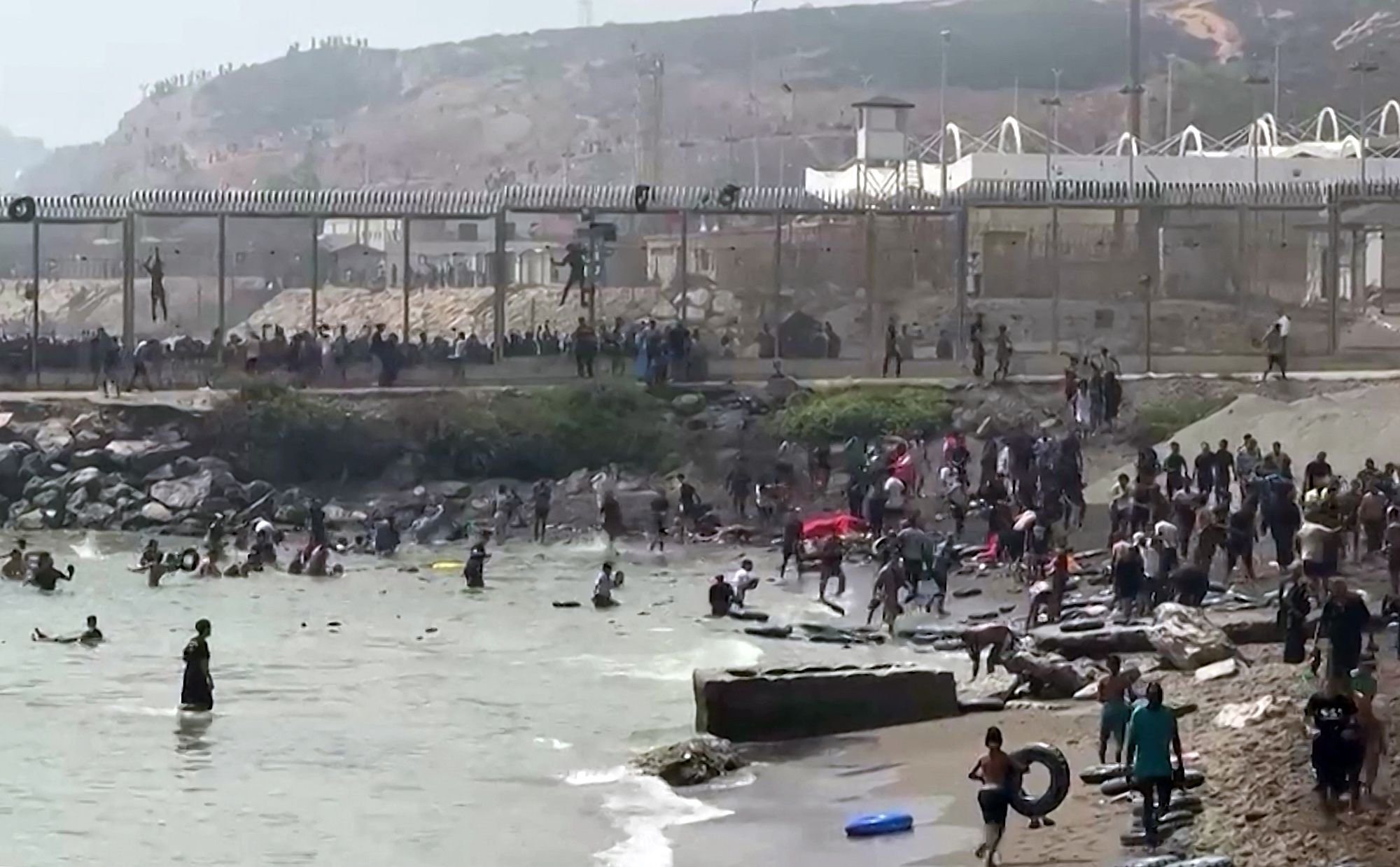 Zahlreiche Migranten schwammen durchs Meer und kamen am Strand an.