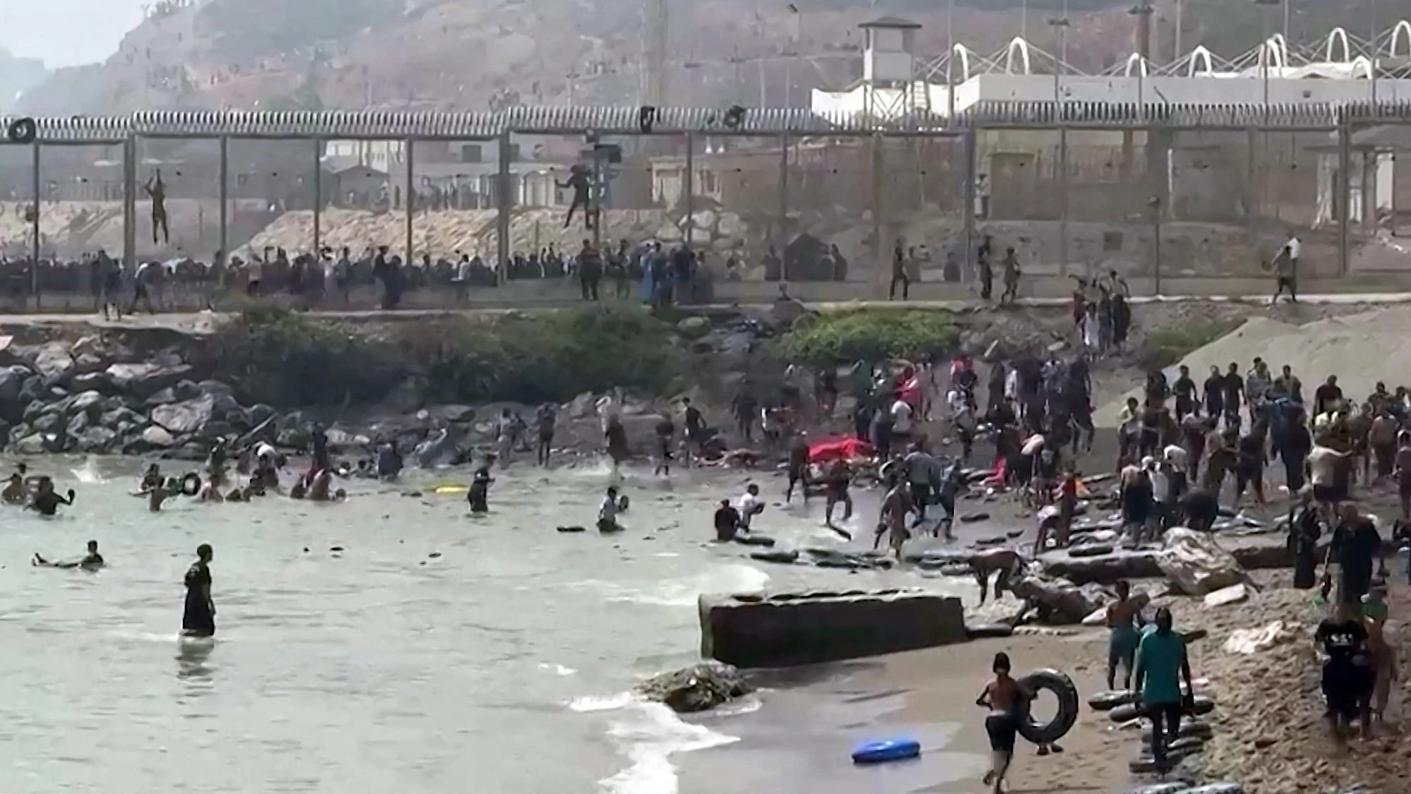 Heute.at - Tausende Migranten überrennen jetzt Spanien-Enklave