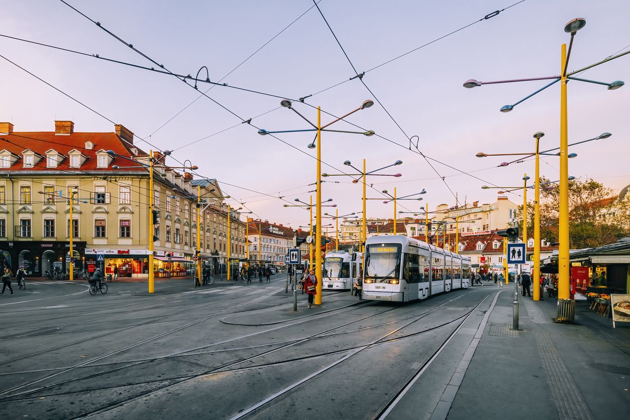 Eine Straßenbahn krachte in Graz in das Heck eines Polizeiautos.