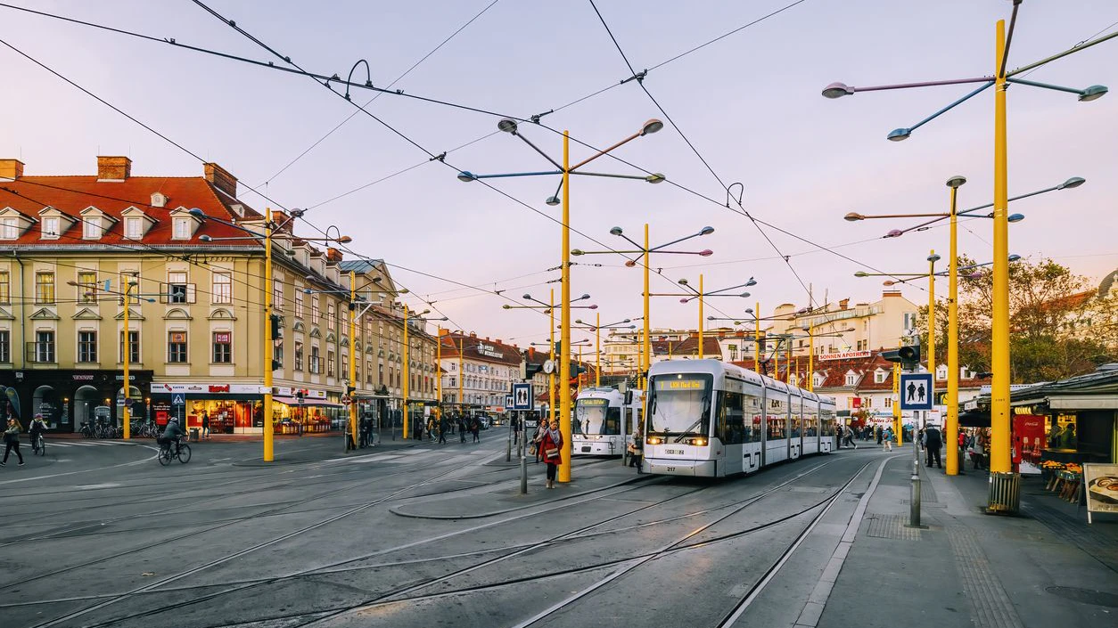 Heute.at - Straßenbahn kollidiert in Graz mit Streifenwagen