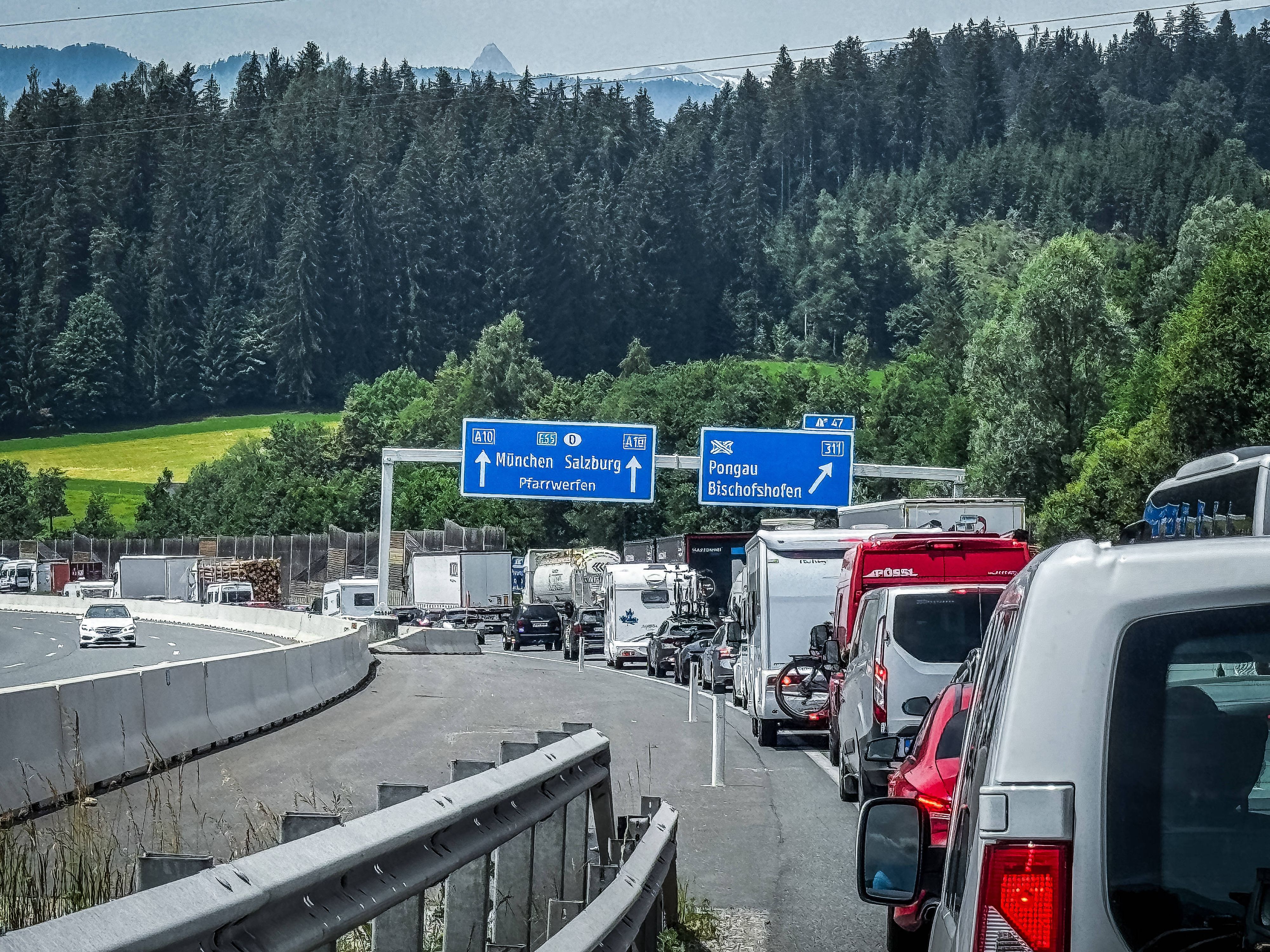 Autofahrer müssen sich am Samstag auf massive Einschränkungen im Verkehr gefasst machen.