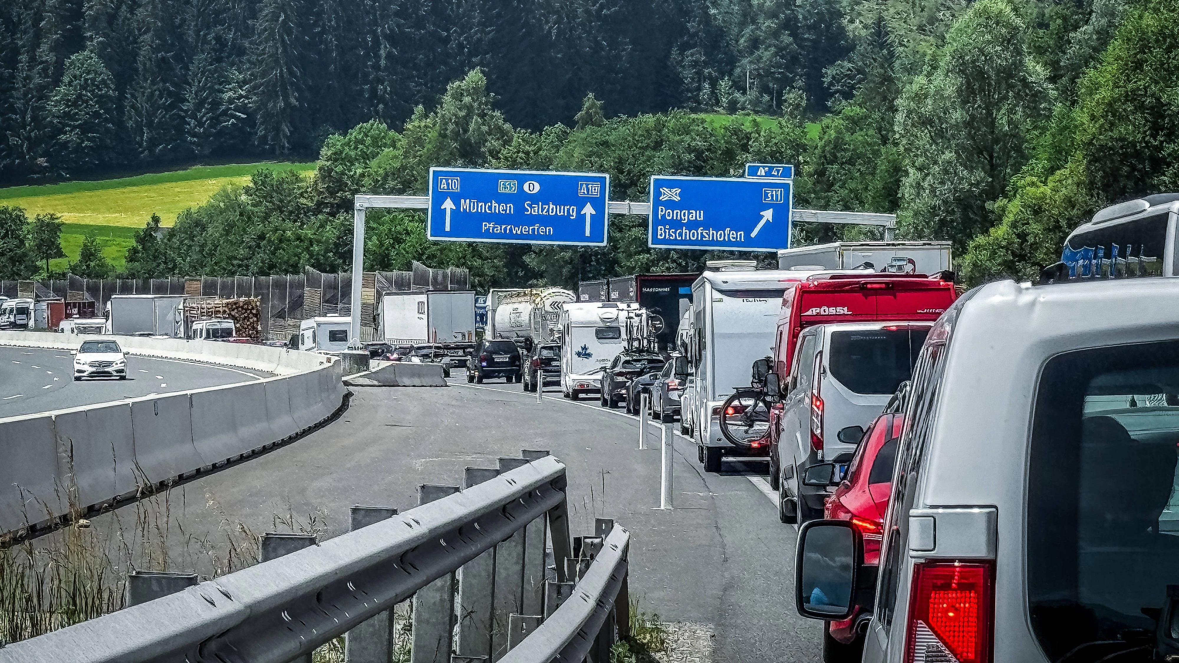 Heute.at - Fernpass komplett gesperrt – jetzt droht Verkehrs-Chaos