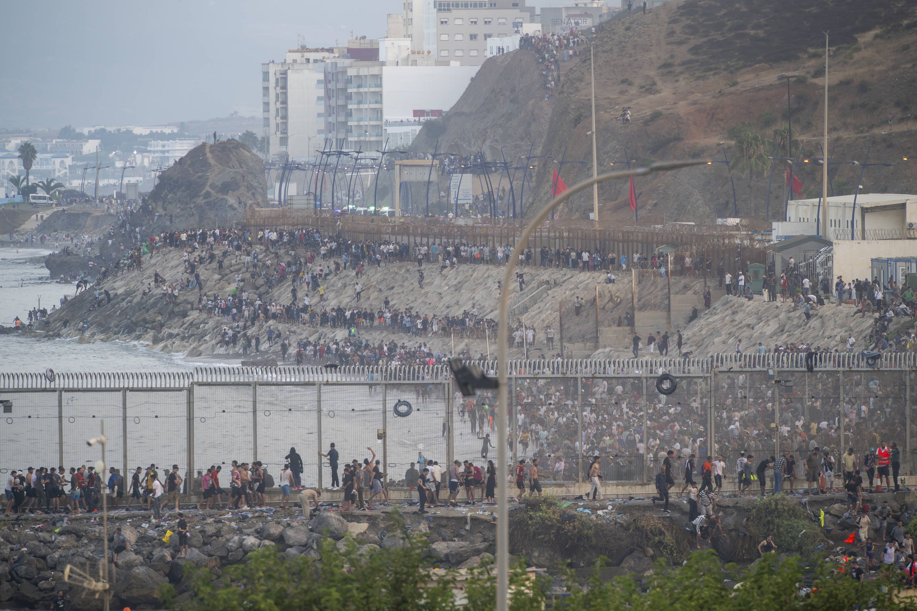 Hunderte von Migranten schwimmen von Marokko aus zur spanischen Stadt Ceuta in Nordafrika zu schwimmen. Die Zahl der Ankommenden in etwas mehr als einer Woche hat 1.500 überstiegen, berichten lokale Medien am 30. Juli 2026.