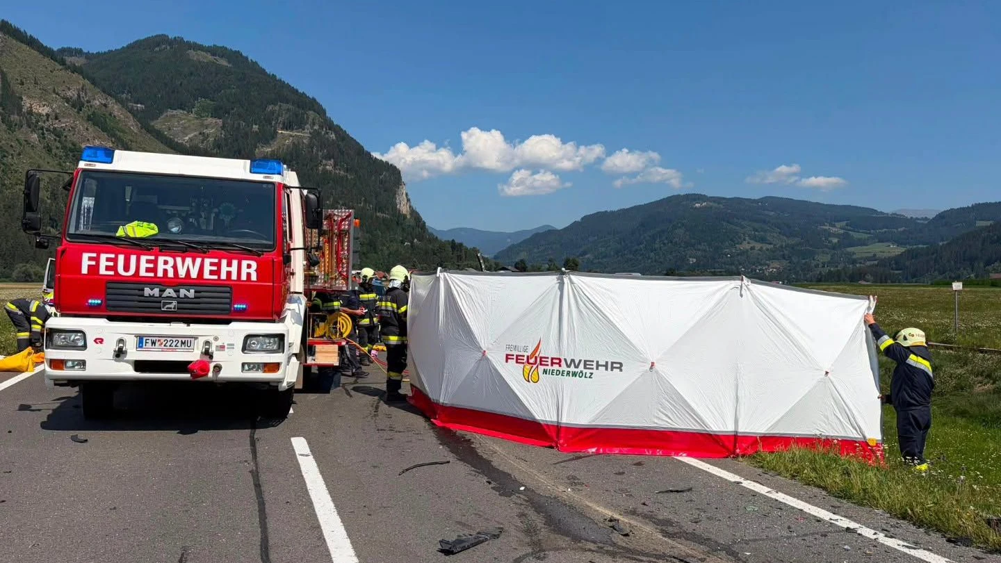 Heute.at - Steirer stirbt nach Frontalcrash auf B96 im Spital