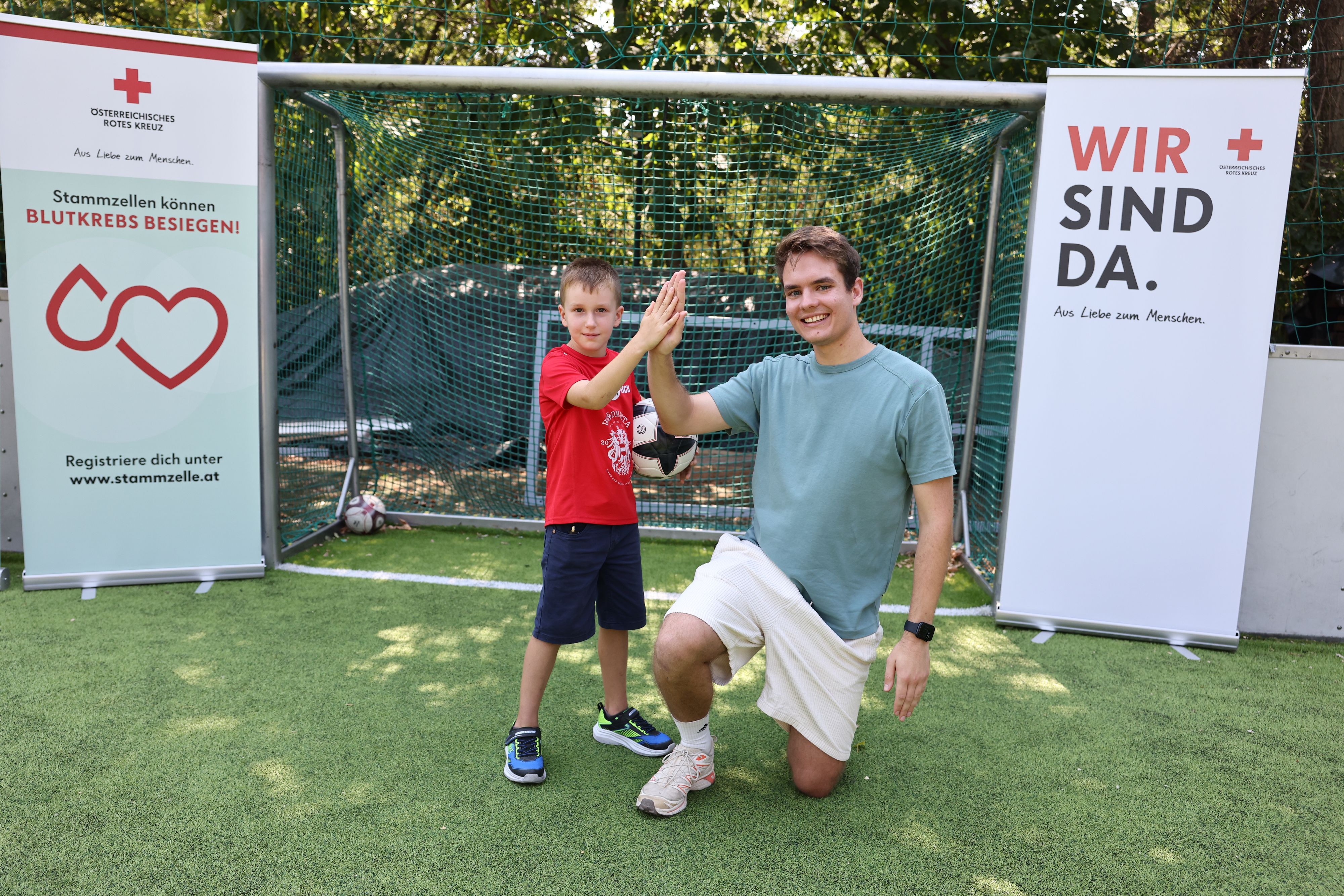 Michael (li.) traft seinen Stammzellenspender Lukas.