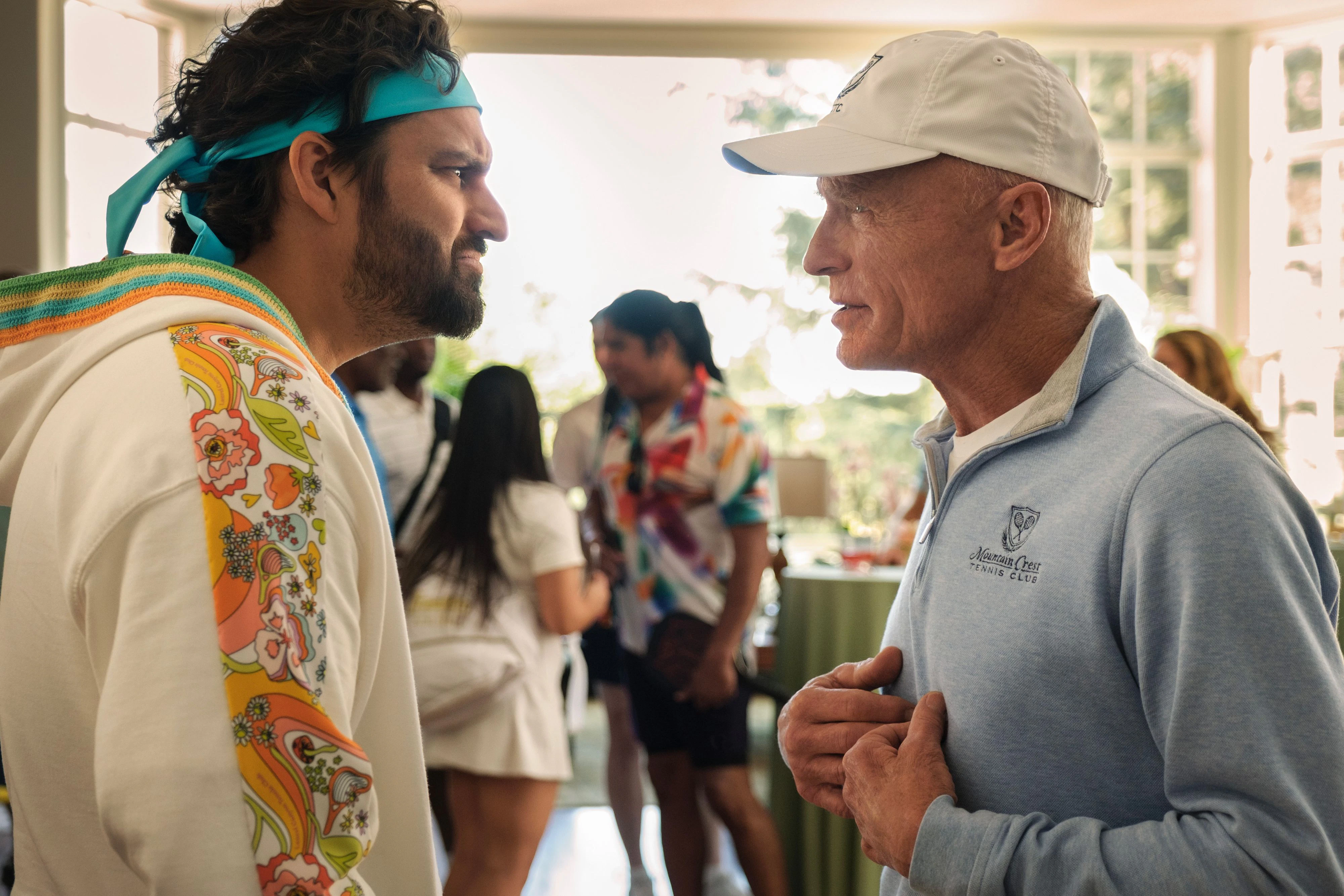 Tennis-Purist und Country-Club-Manager Chuck (Ed Harris, r.) mit seinem Sohn Dusty, der beinahe erfolgreich geworden wäre