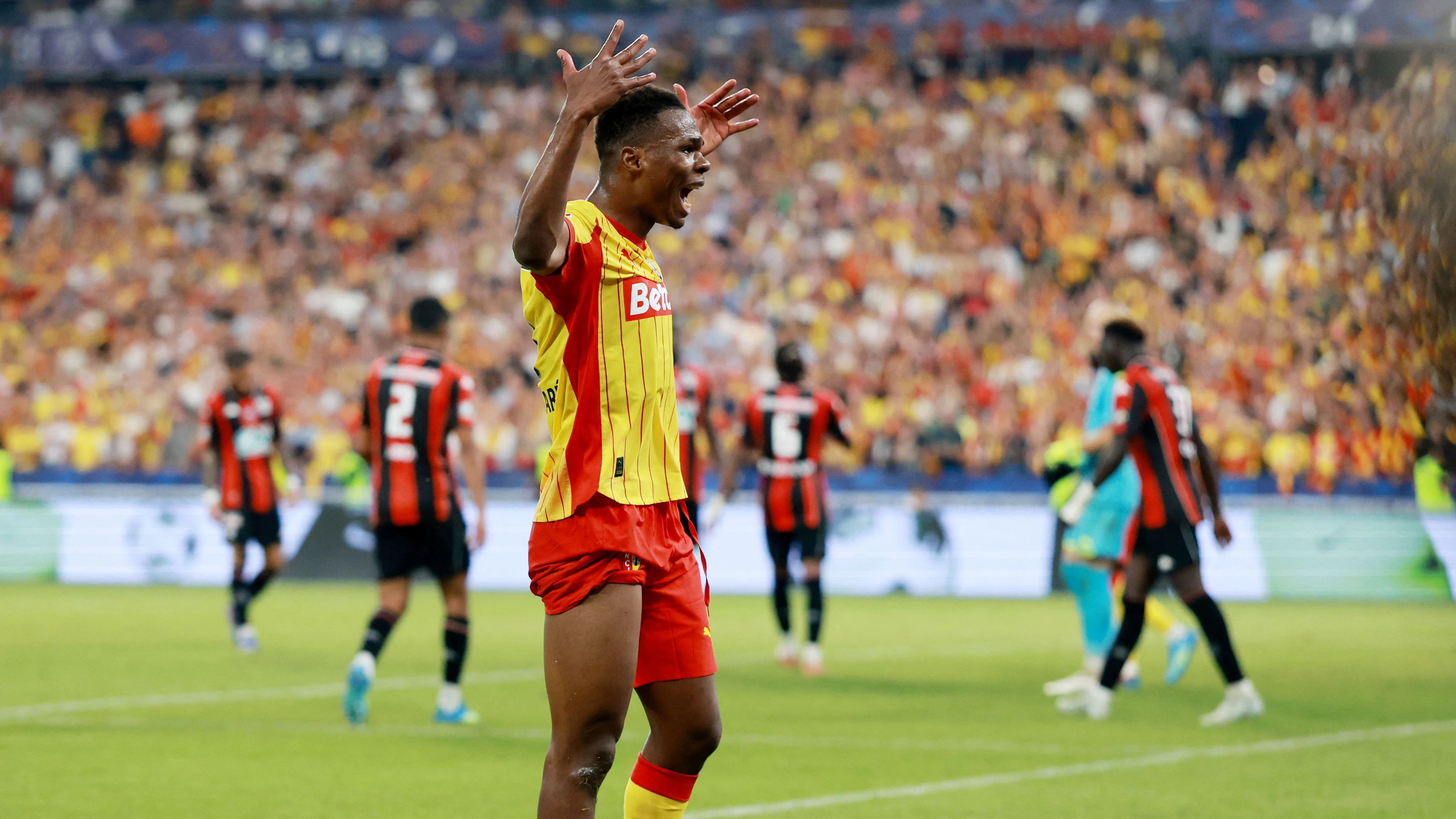 Ex-Rapid-Kicker Mamadou Sangare wechselt von Lens zu Brentford und Rapid Wien verdient mit.