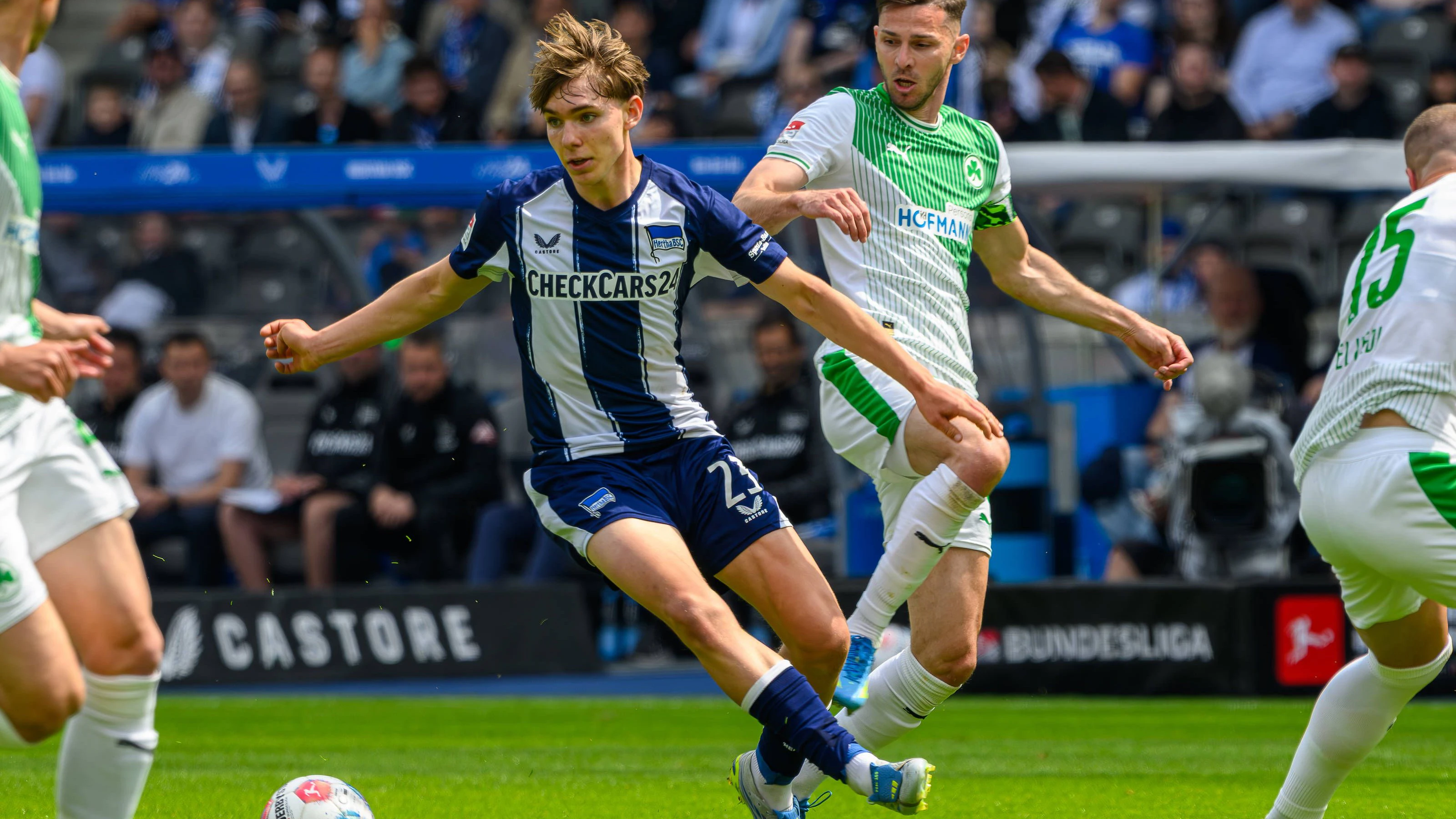 Heute.at - Schock! Fußball-Wunderkind (17) muss in Spezialklinik