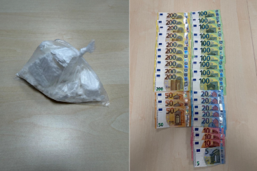 Die Beamten konnten bei den Verdächtigen Bargeld und ein Baggy mit Suchtmittel auffinden.