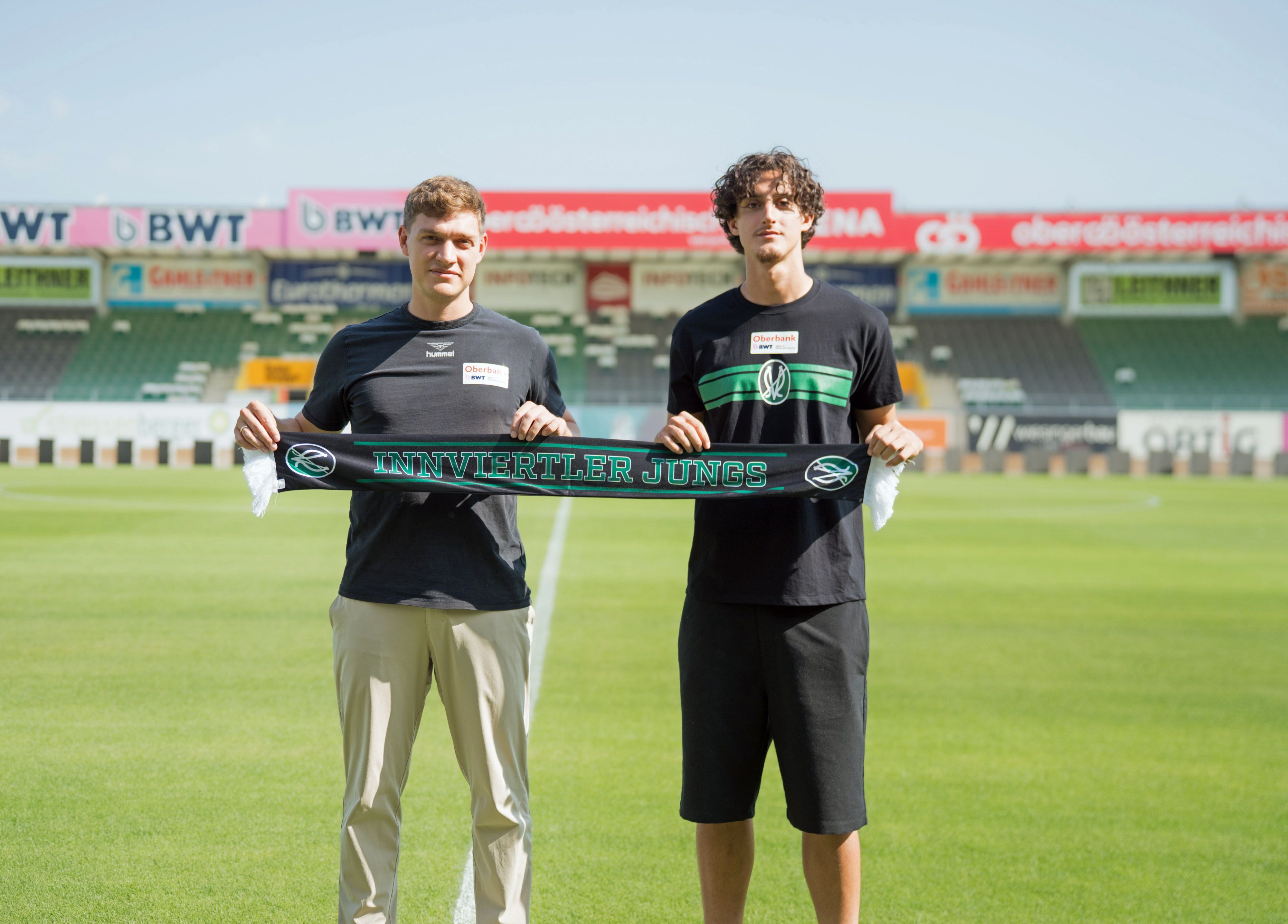 Lukas Brandl, Technischer Direktor der SV Oberbank Ried, mit Neuzugang Dejan Radonjic