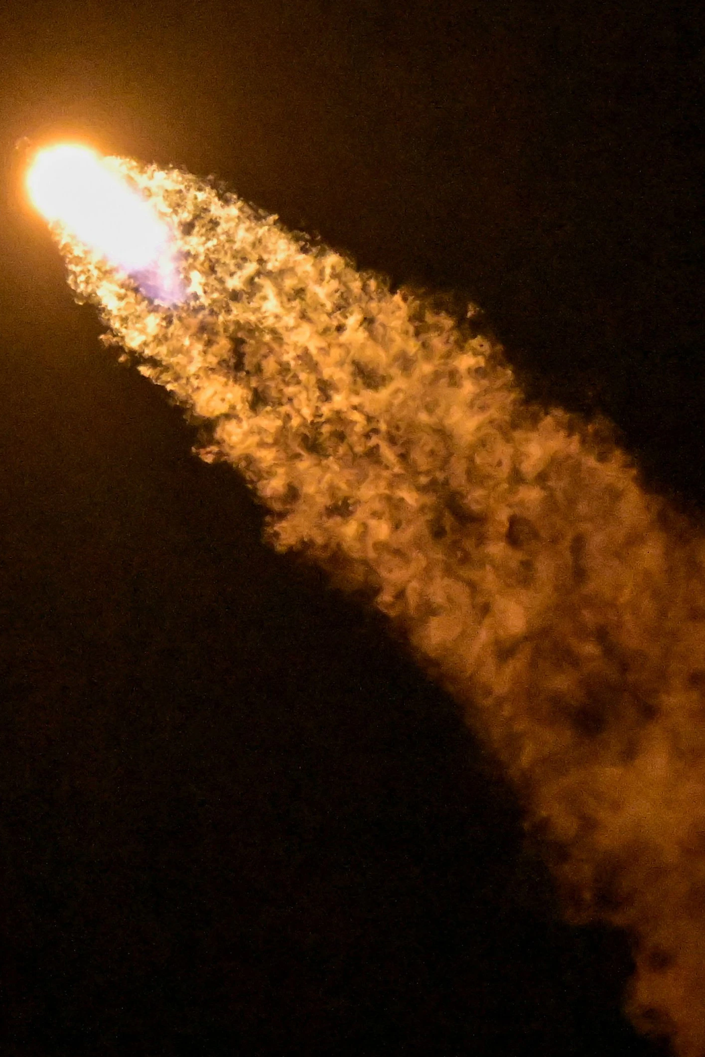 Eine Falcon 9-Rakete kurz nach dem Start: ein Teil solch einer Trägerrakete wird am kommenden Mittwoch auf der Mondoberfläche einschlagen
