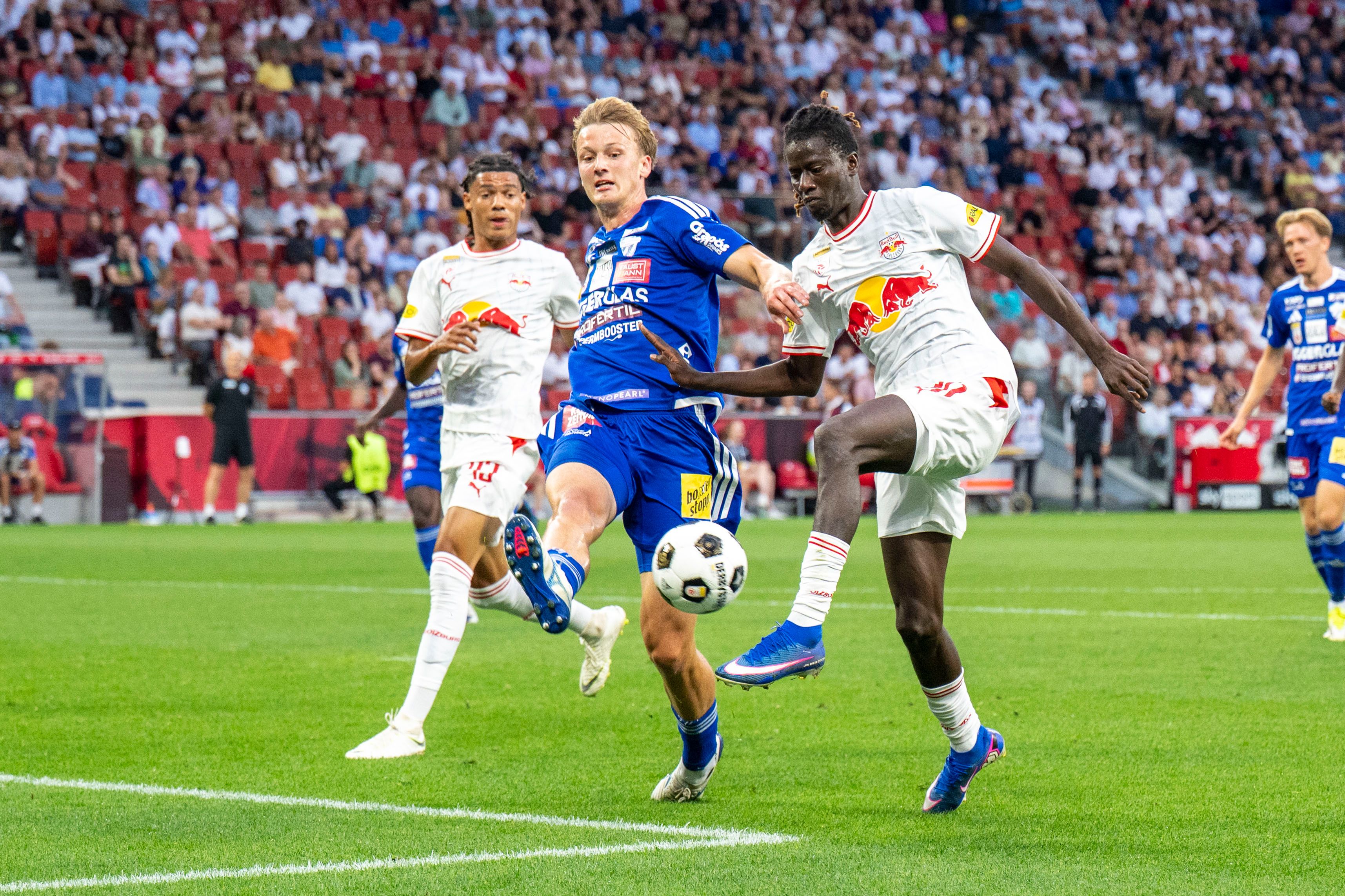 Red Bull Salzburg im Duell mit Hartberg. 