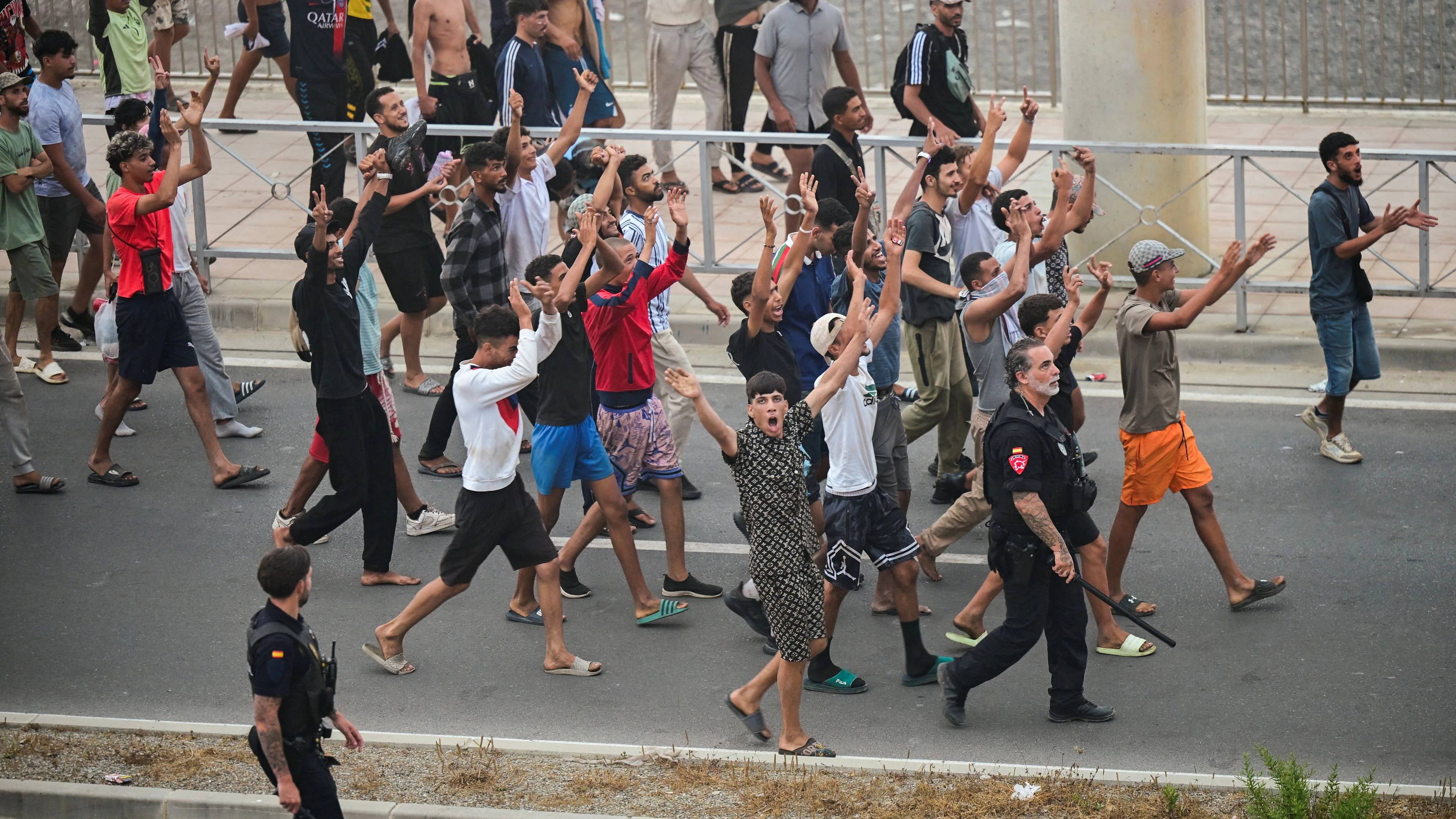 Heute.at - Tausende Migranten verlassen Ceuta und kehren zurück