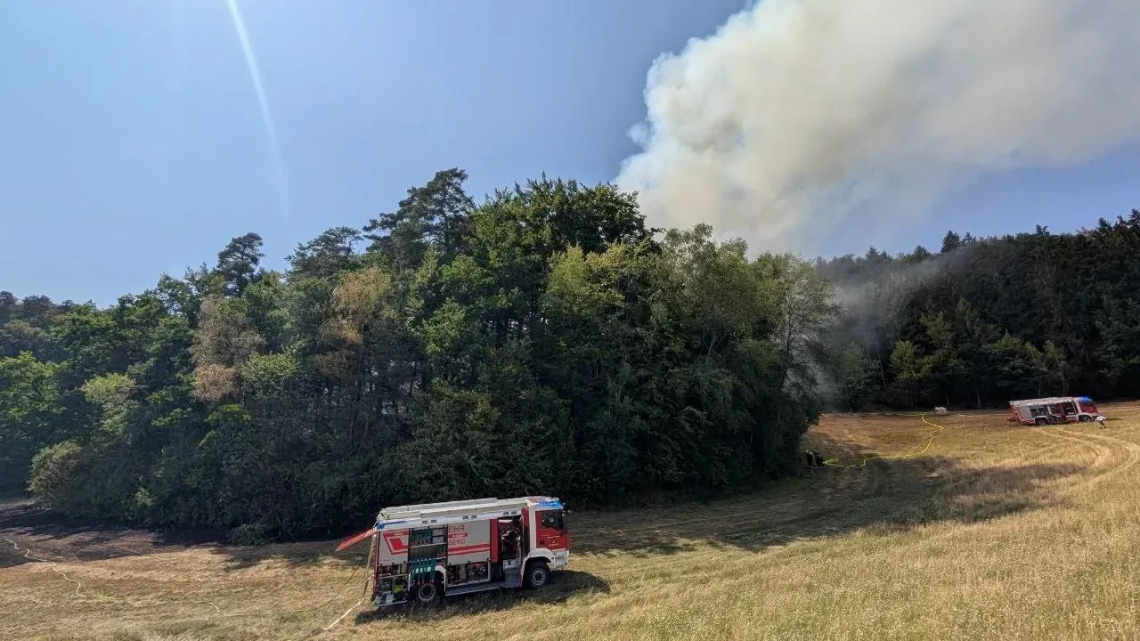 16 Feuerwehren stehen im Großeinsatz. (Symbolbild)