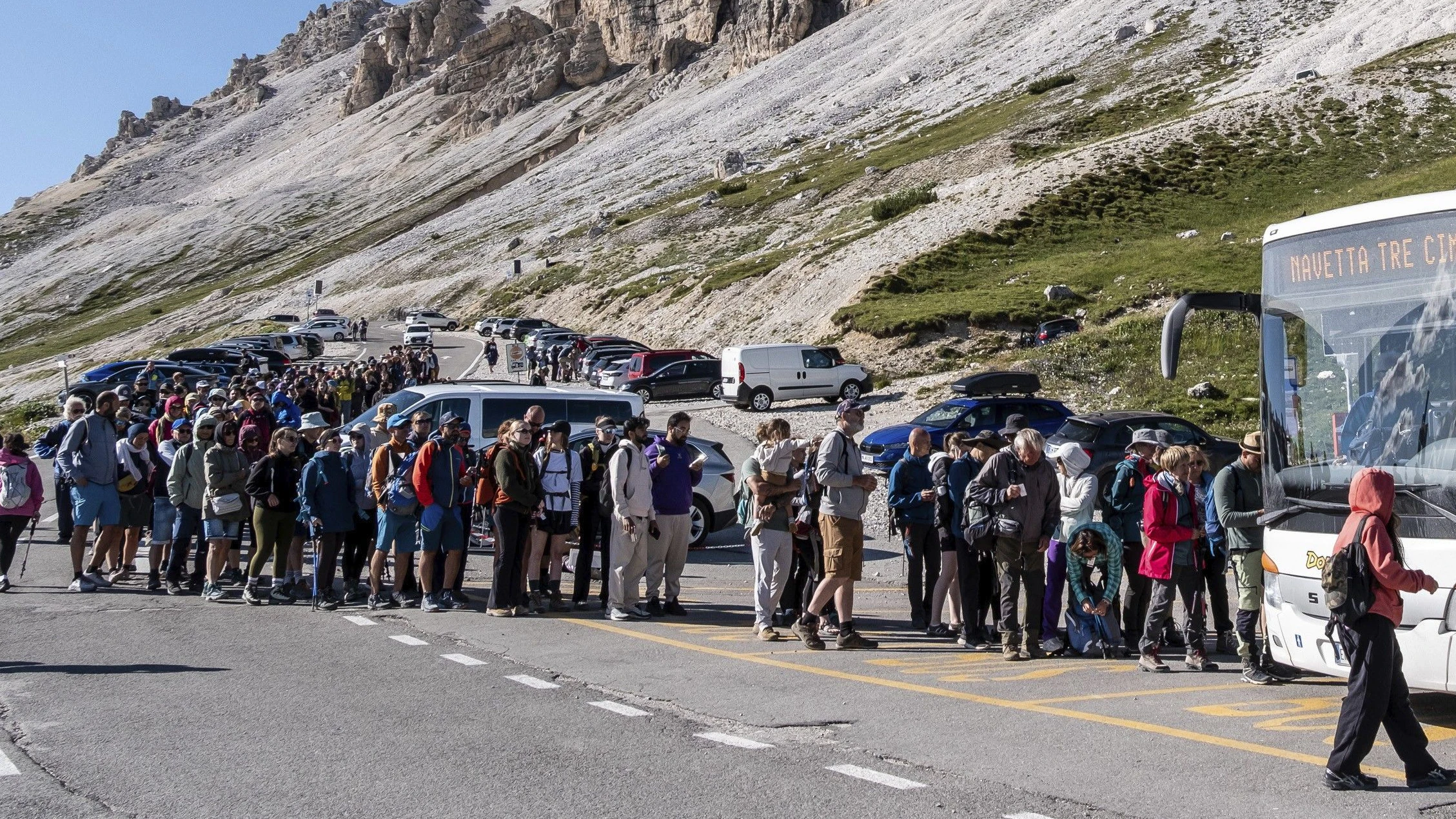 Heute.at - Touristen-Chaos bei Drei Zinnen – Stau fürs Selfie