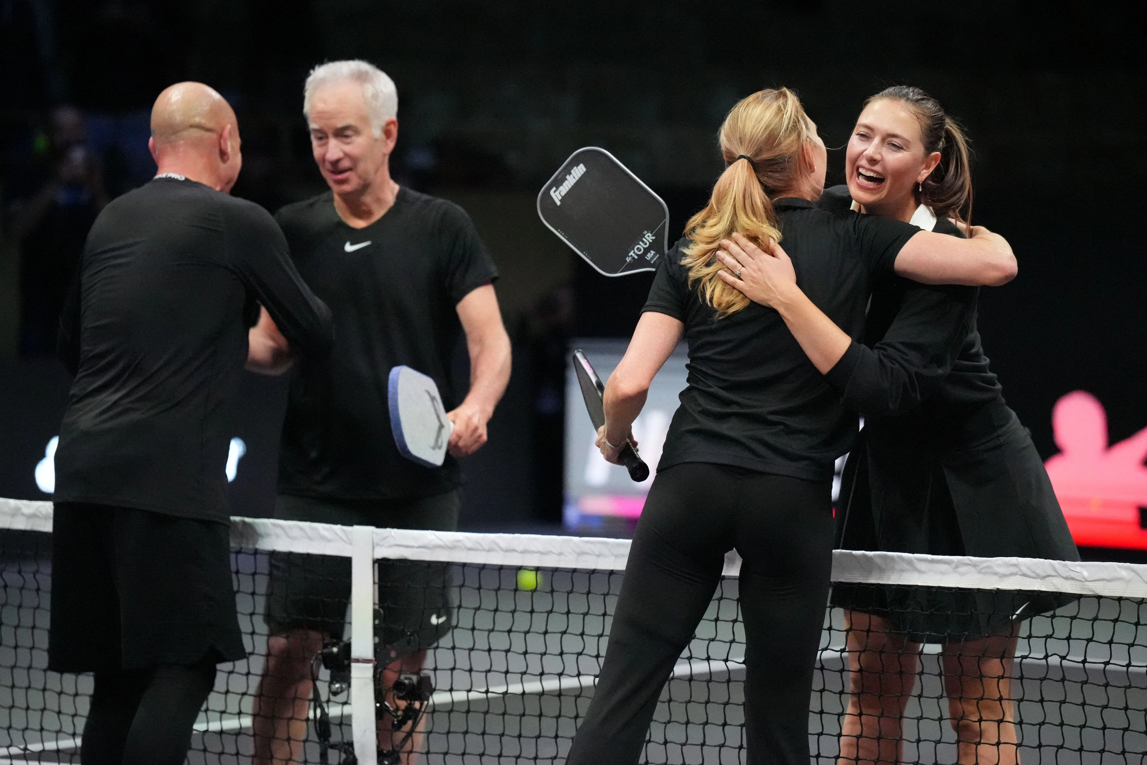 In den USA längst eine große Sache: Promi-Turnier "Pickleball Slam" mit den Ex-Tennisstars Andre Agassi, John McEnroe, Steffi Graf und Marija Scharapowa (v. l.)
