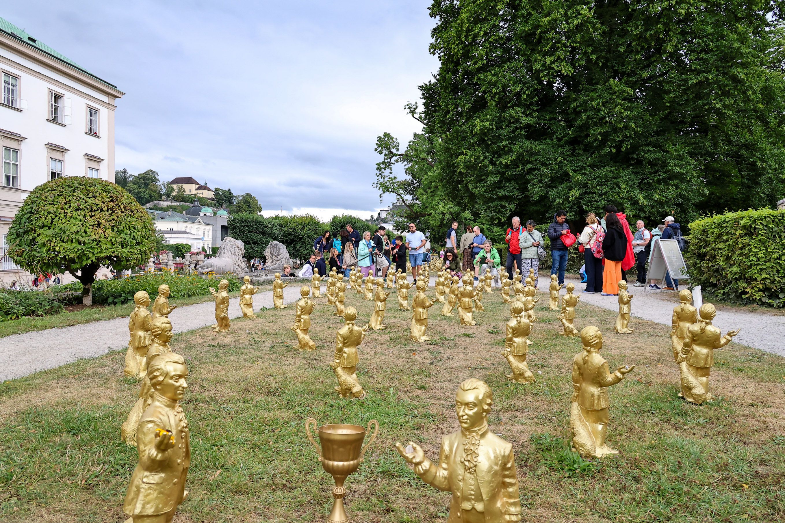 Viele der Mozart-Figuren wurden bereits gestohlen.