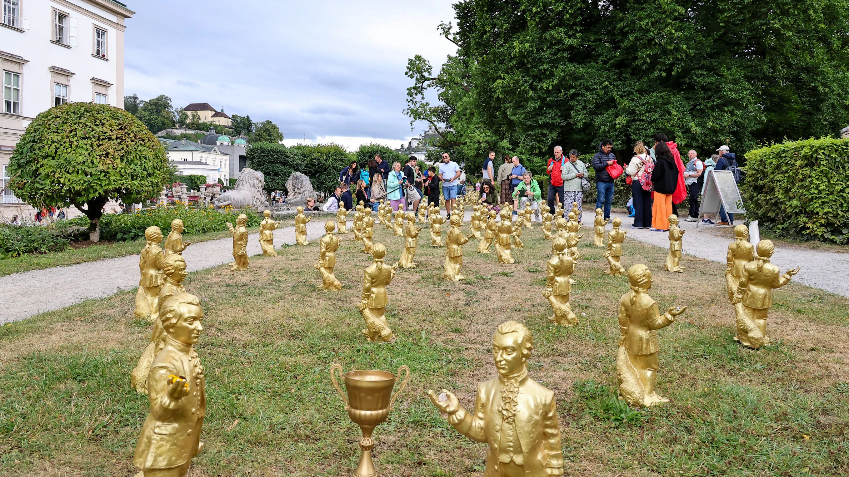 Heute.at - Mozart-Figuren gestohlen – Künstler erstattet Anzeige