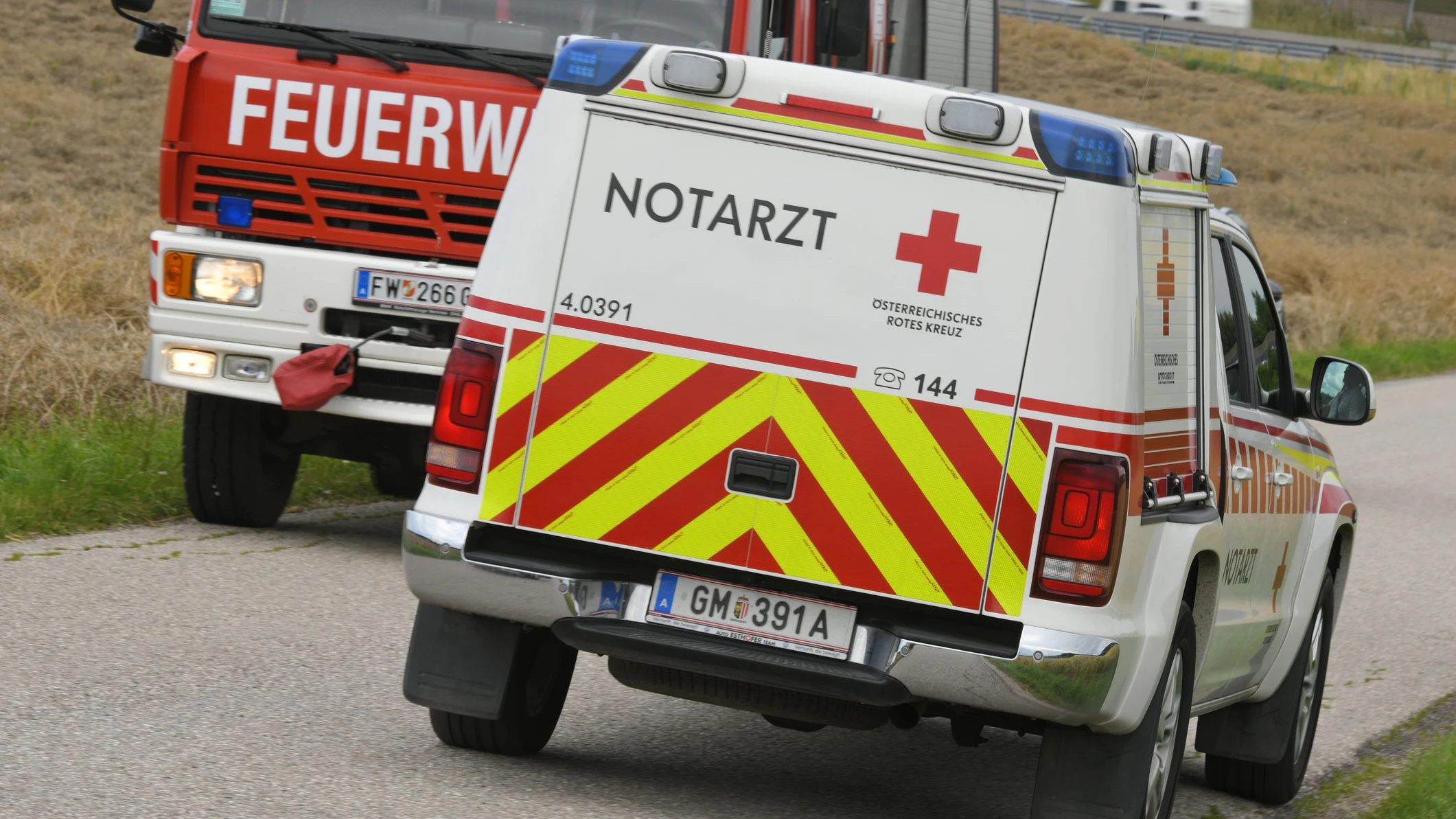 Heute.at - 34-Jähriger liegt auf Straße – Auto überrollt ihn