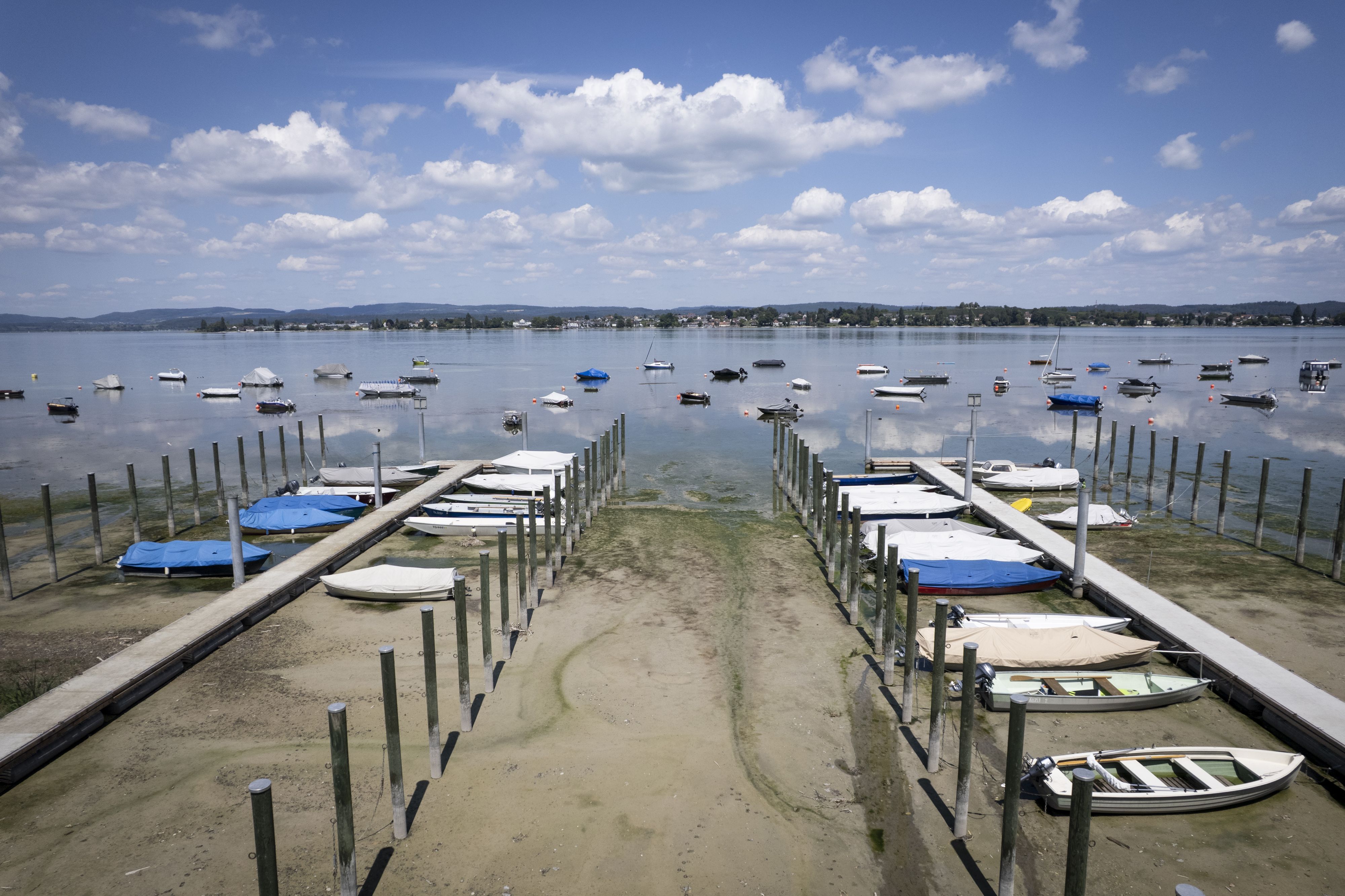 Boote liegen auf dem Trockenen am Untersee, dem westlichen Teil des Bodensees.