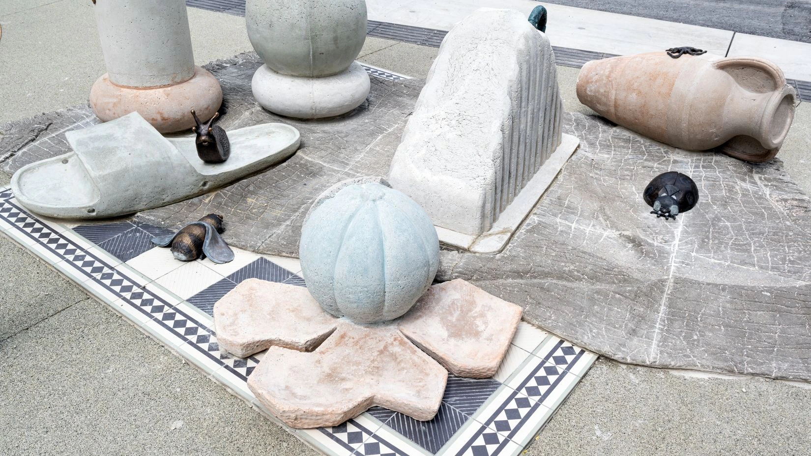 Die Skulpturengruppe "Picknick am Wegesrand" steht im Hof des neuen Gemeindebaus im 3. Bezirk.