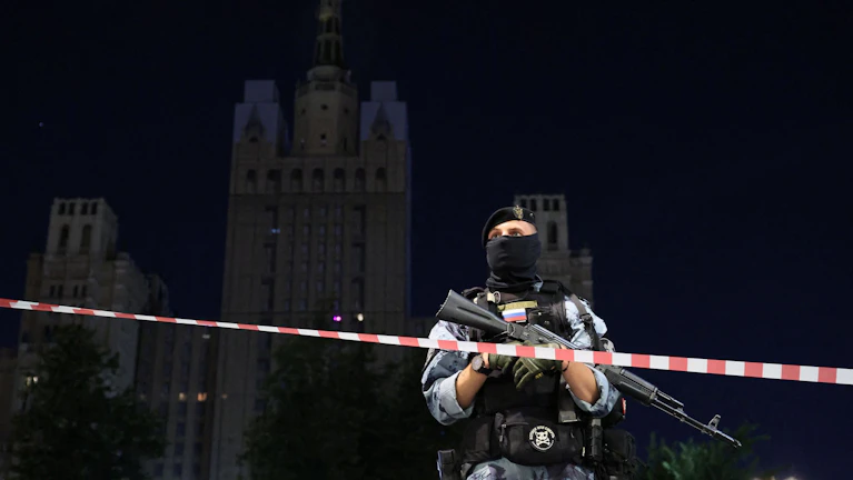 Bei einem Anschlag in Moskau sind drei Menschen getötet worden, darunter die mutmaßliche Attentäterin. Mindestens 21 Personen wurden verletzt. Ziel des Attentats könnte ein Armee-General gewesen sein, der seinen 55. Geburtstag feierte. Was bisher bekannt ist.