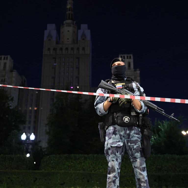 Bei einem Anschlag in Moskau sind drei Menschen getötet worden, darunter die mutmaßliche Attentäterin. Mindestens 21 Personen wurden verletzt. Ziel des Attentats könnte ein Armee-General gewesen sein, der seinen 55. Geburtstag feierte. Was bisher bekannt ist.