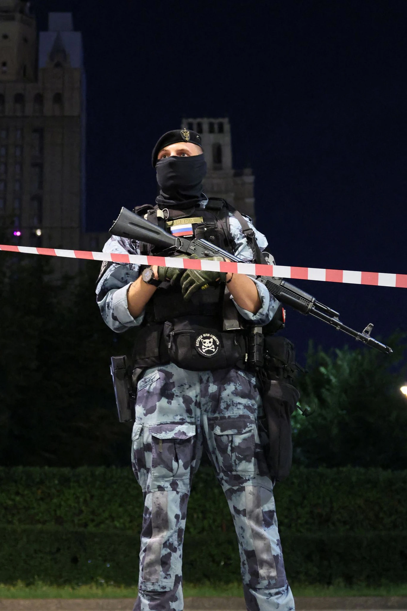Terroranschlag im Herzen von Moskau: Das Gebäude am Kudrinskaja-Platz,wo bei dem Attentat drei Menschen starben und 21 verletzt wurden, wurde großräumig abgeriegelt