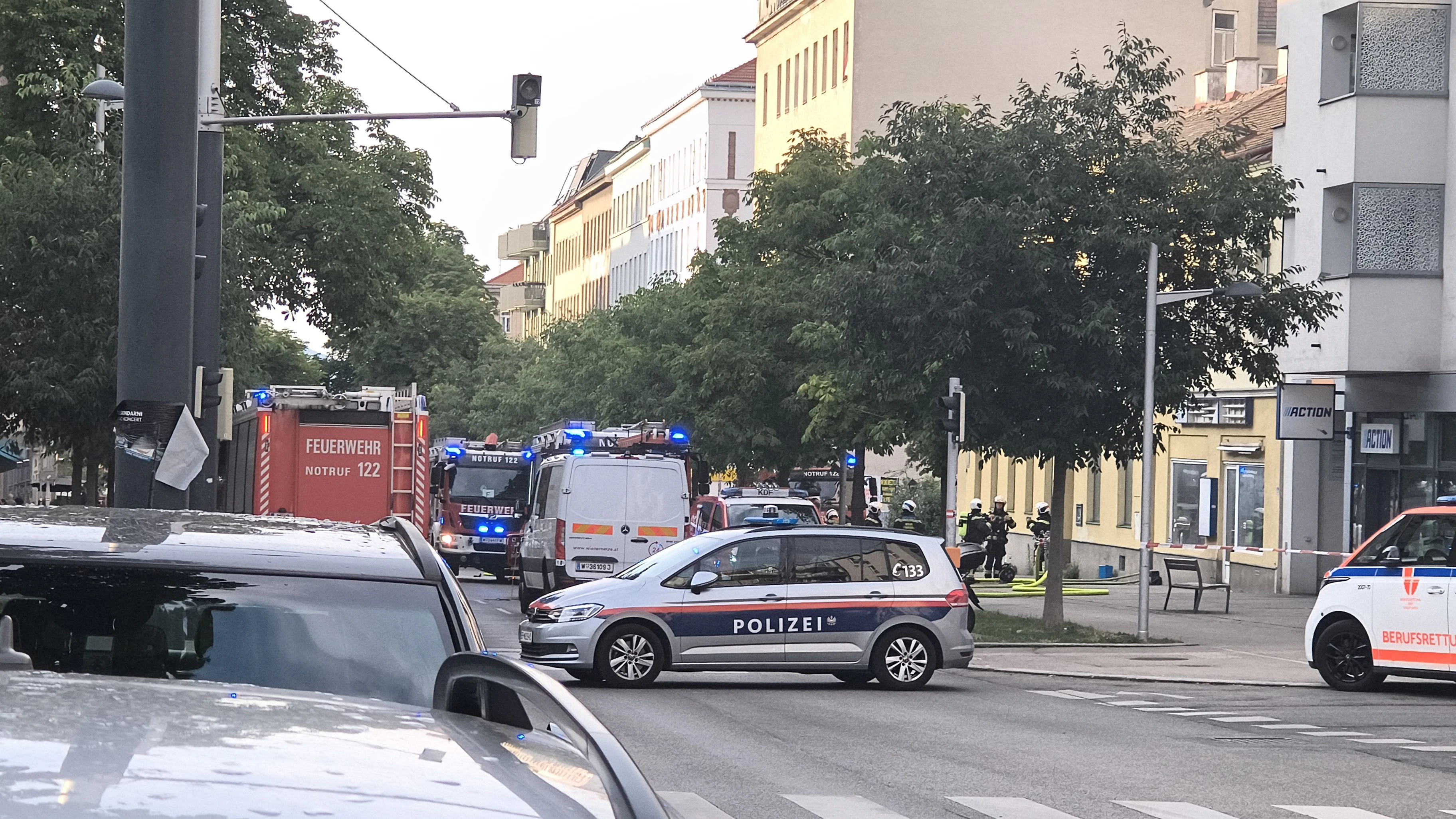 Heute.at - Dichter Rauch über Favoriten – Großeinsatz in Wohnhaus