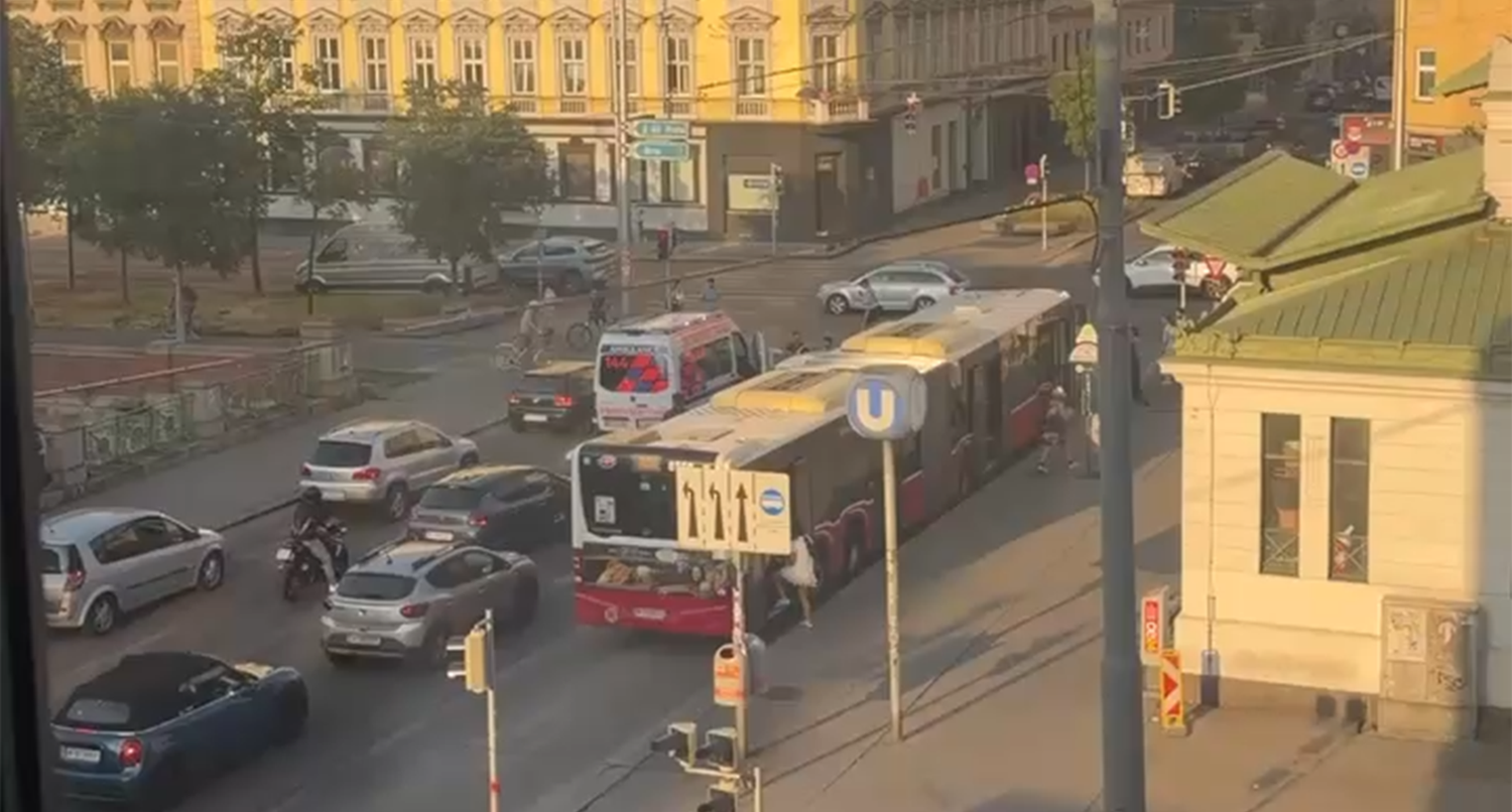 Wilde Szenen spielten sich in Wien-Neubau ab: Ein Autofahrer und ein Buslenker gerieten aneinander.