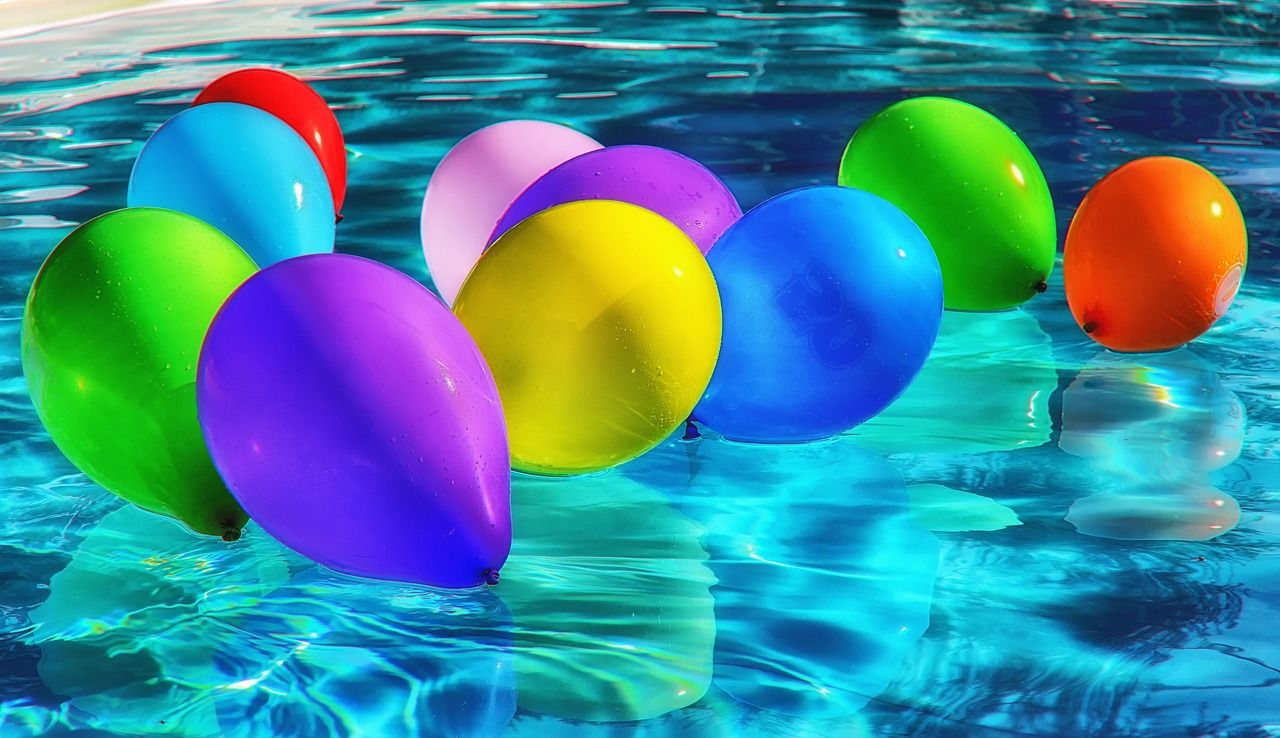 Bunte Luftballons am Pool
