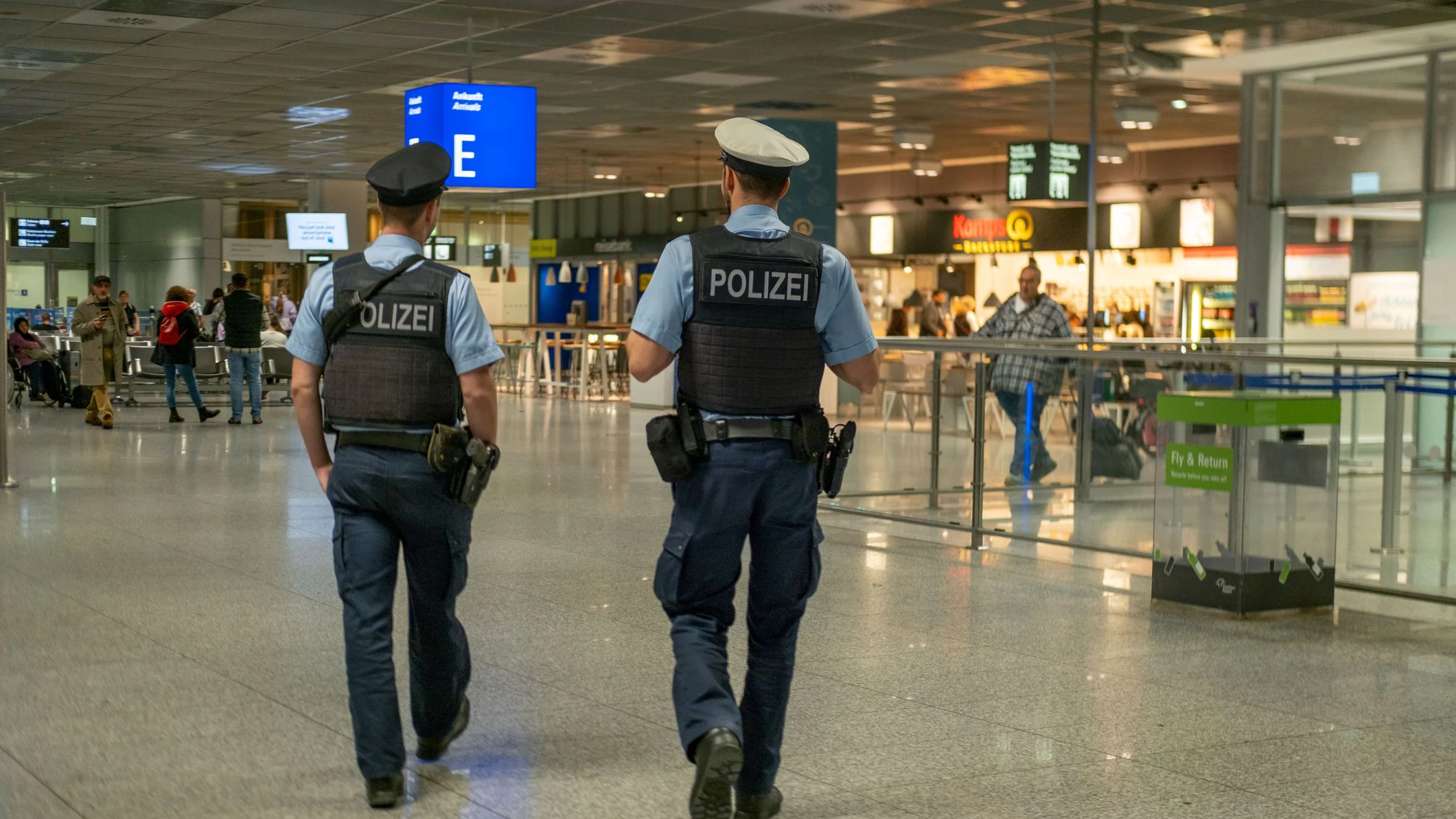 Heute.at - Wilde Massenschlägerei in Flughafen-Schlange