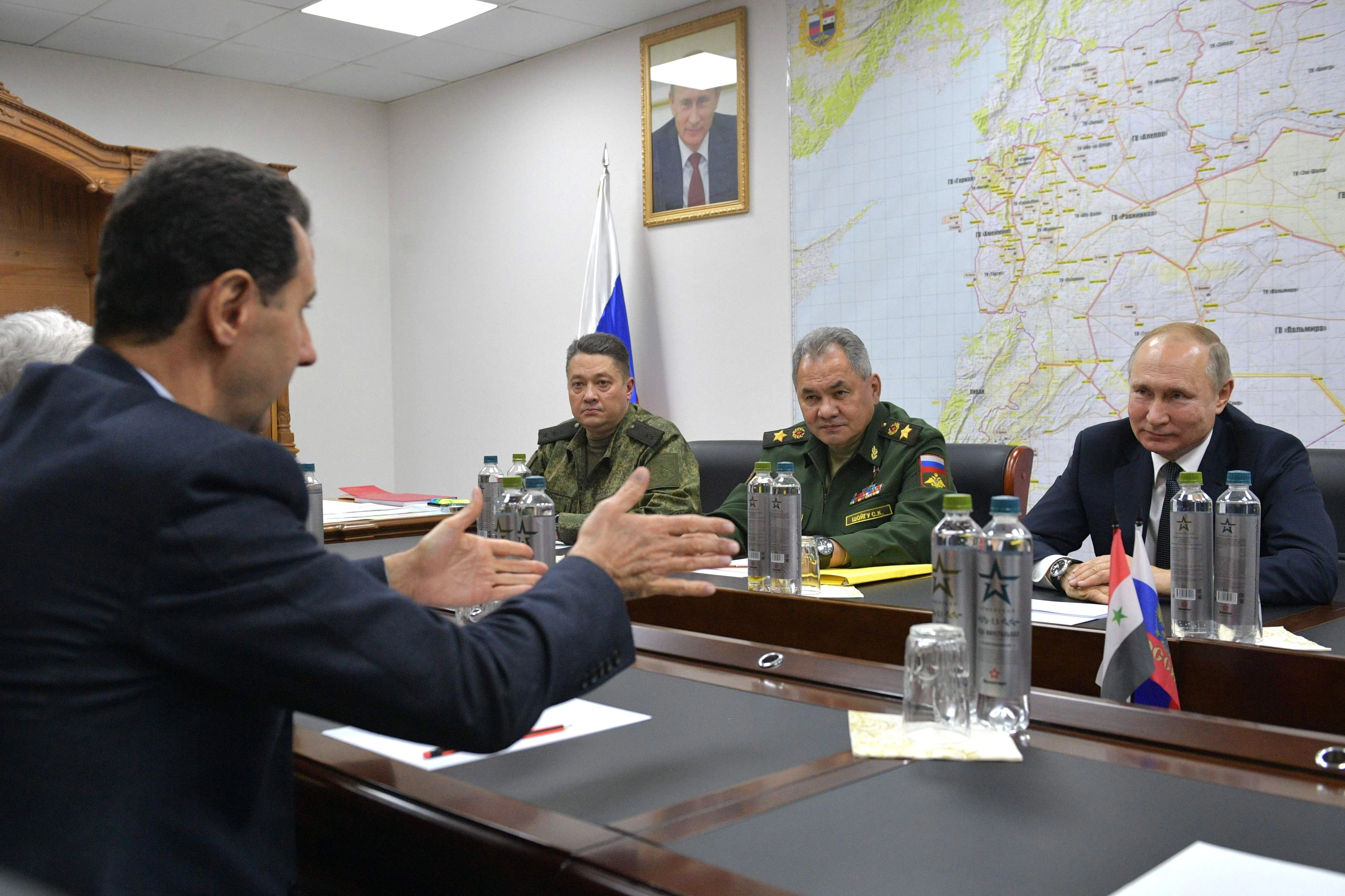 Ziel des Attentats könnte General Alexander Tschaiko (2. v. l.) gewesen sein, hier bei einer Besprechung mit Präsident Putin und Ex-Verteidigungsminister Schoigu mit Syriens Baschar al-Assad