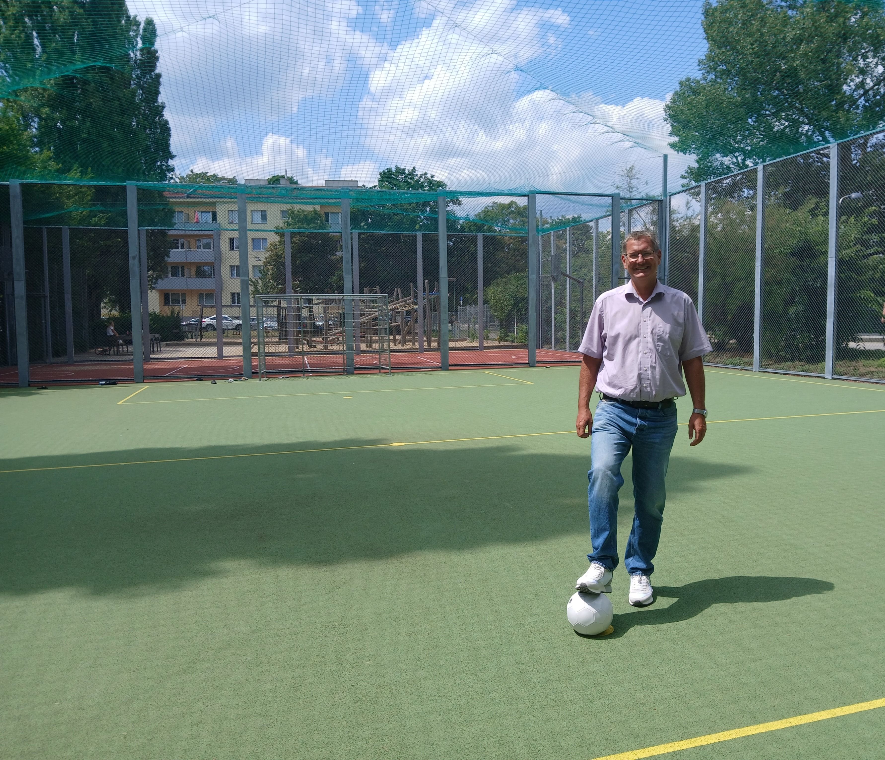 Floridsdorfs Bezirksvorsteher Georg Papai (SPÖ) im Ballkäfig