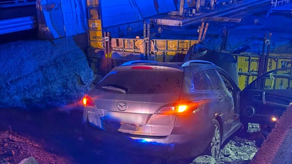 Heute.at - Pkw kracht auf A9 in zwei Meter tiefen Baustellengraben