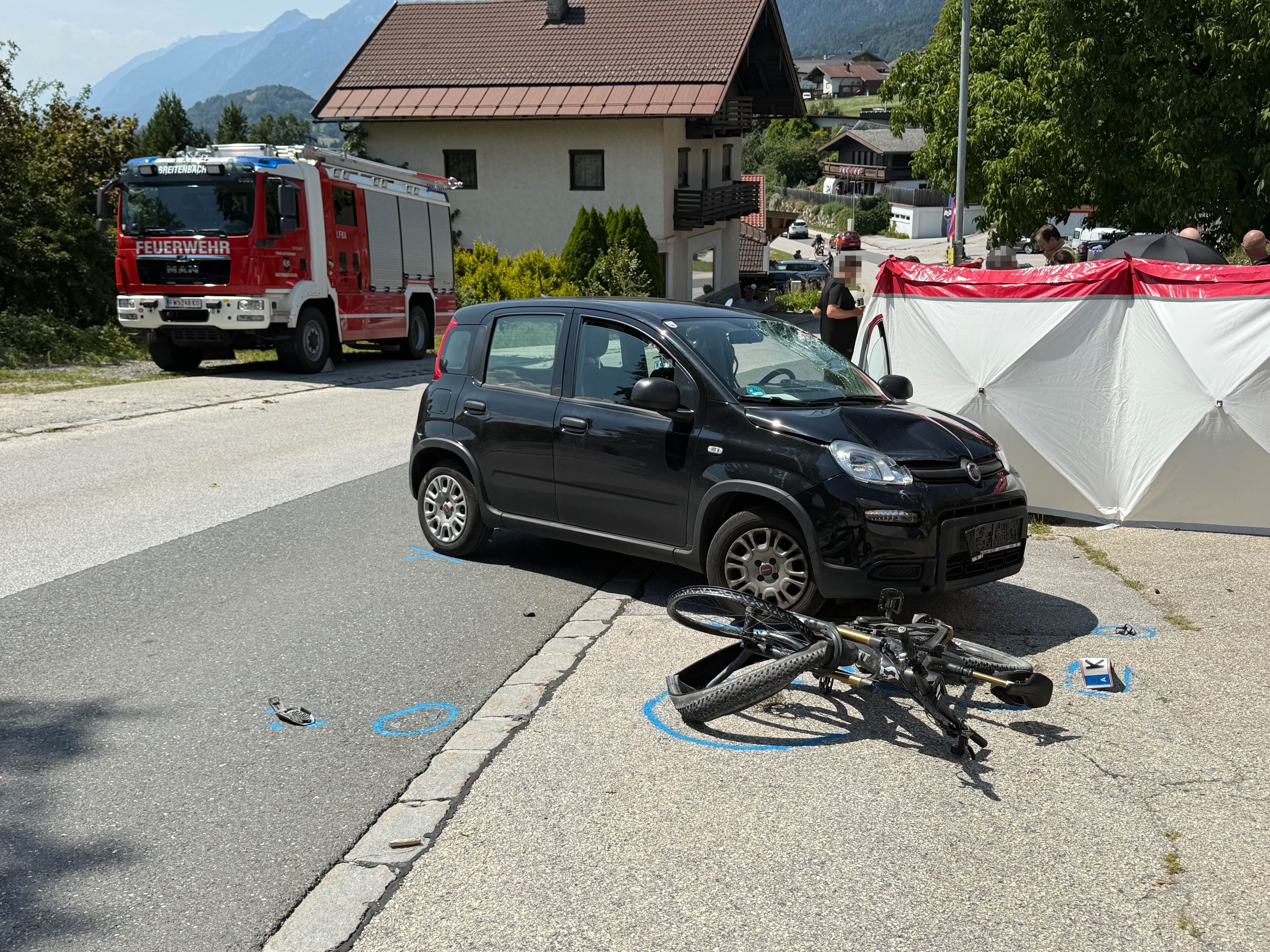 Der E-Bike-Lenker starb noch an der Unfallstelle.