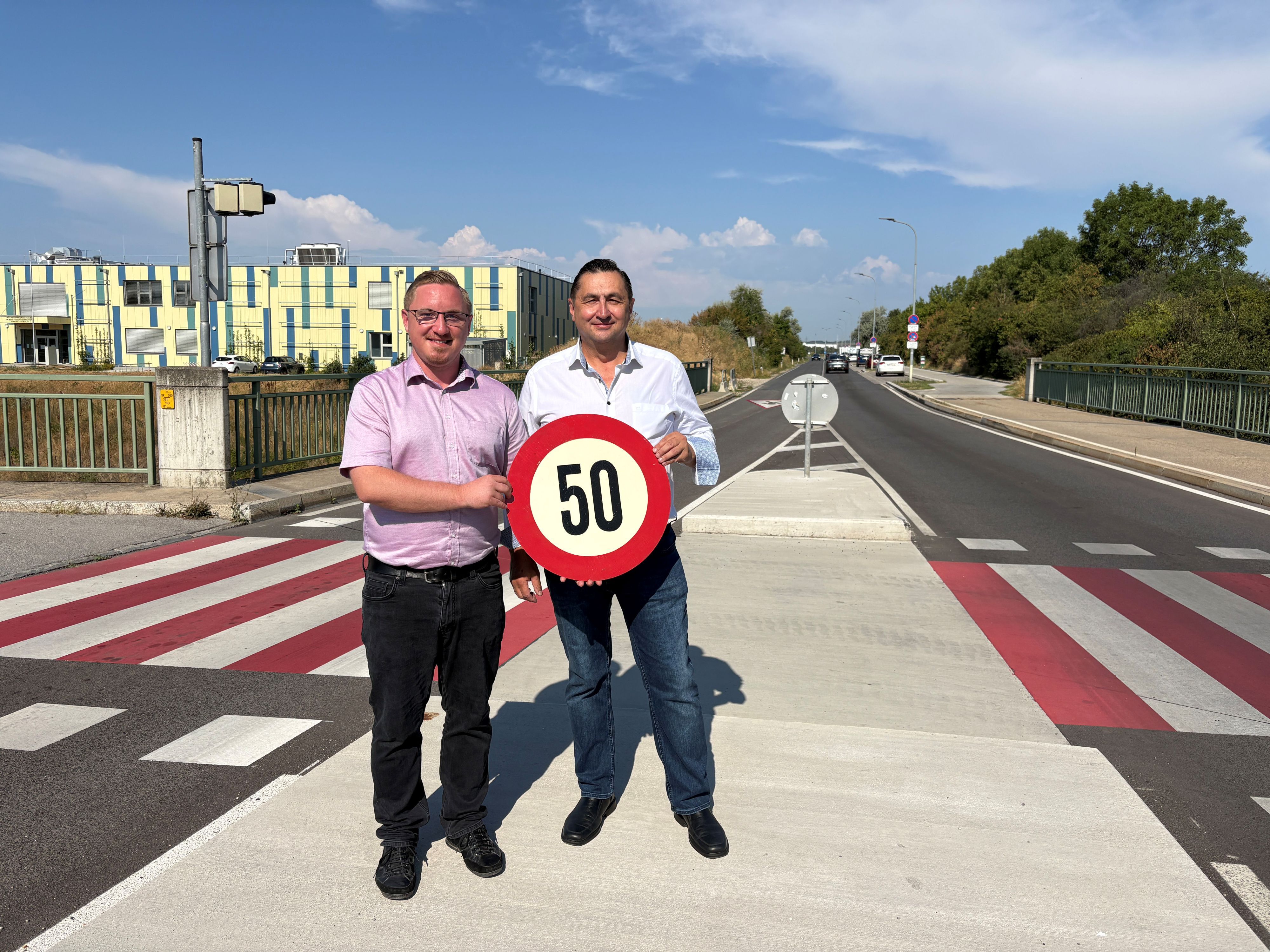 Beide Stadträte zeigen sich zufrieden und dankbar über die Temporeduktion in der Schwarzmühlstraße.