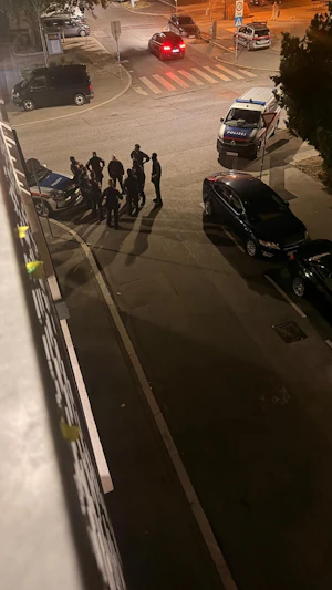 WEGA-Einsatz Wien: Mann attackiert Frau mit Messer in Donaustadt. Großaufgebot der Polizei, Ermittlungen zum dramatischen Vorfall laufen.