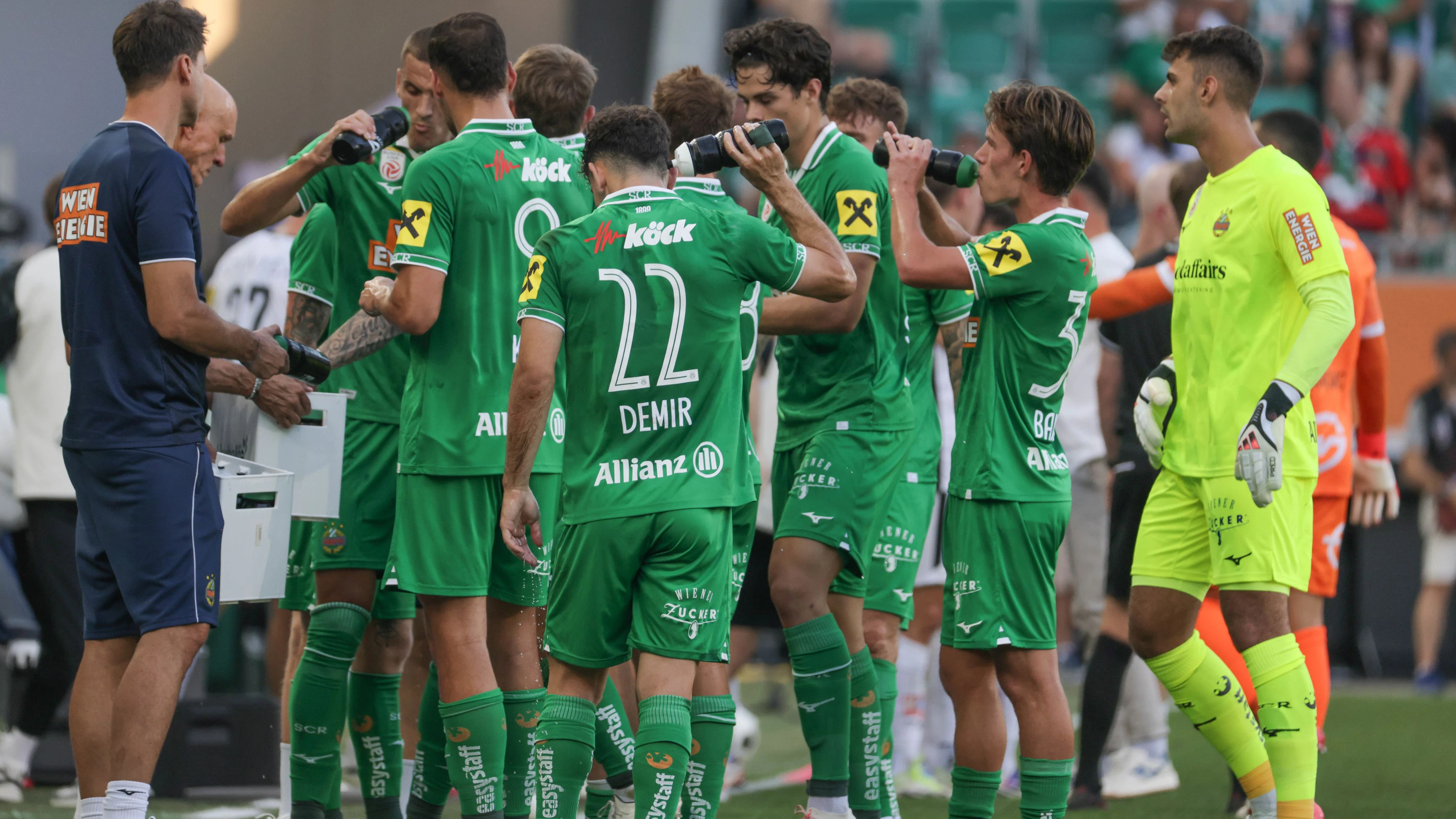 Die Mannschaft von Rapid bei der Trinkpause. 