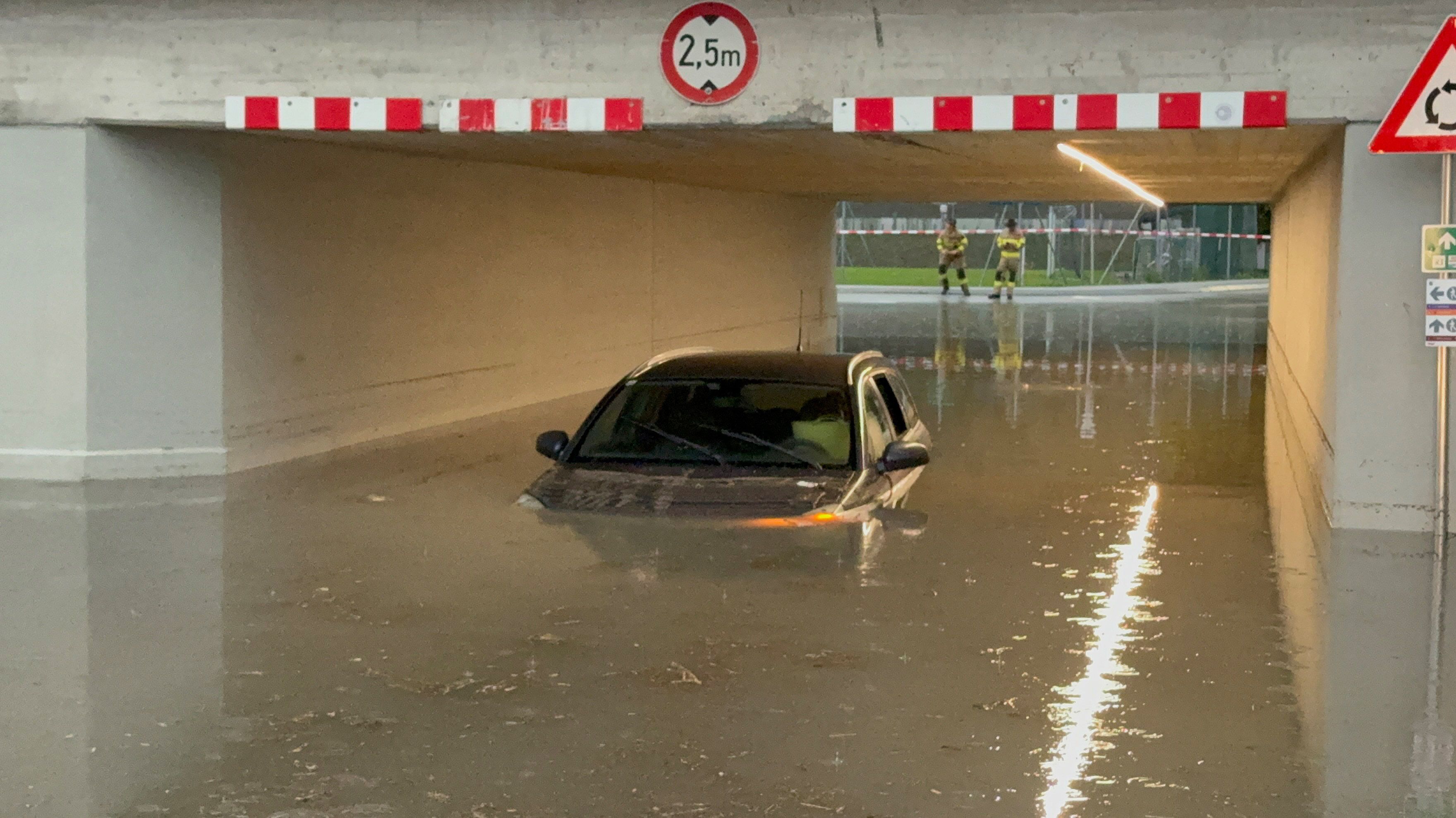 Die Personen konnten sich noch aus dem Fahrzeug retten. 