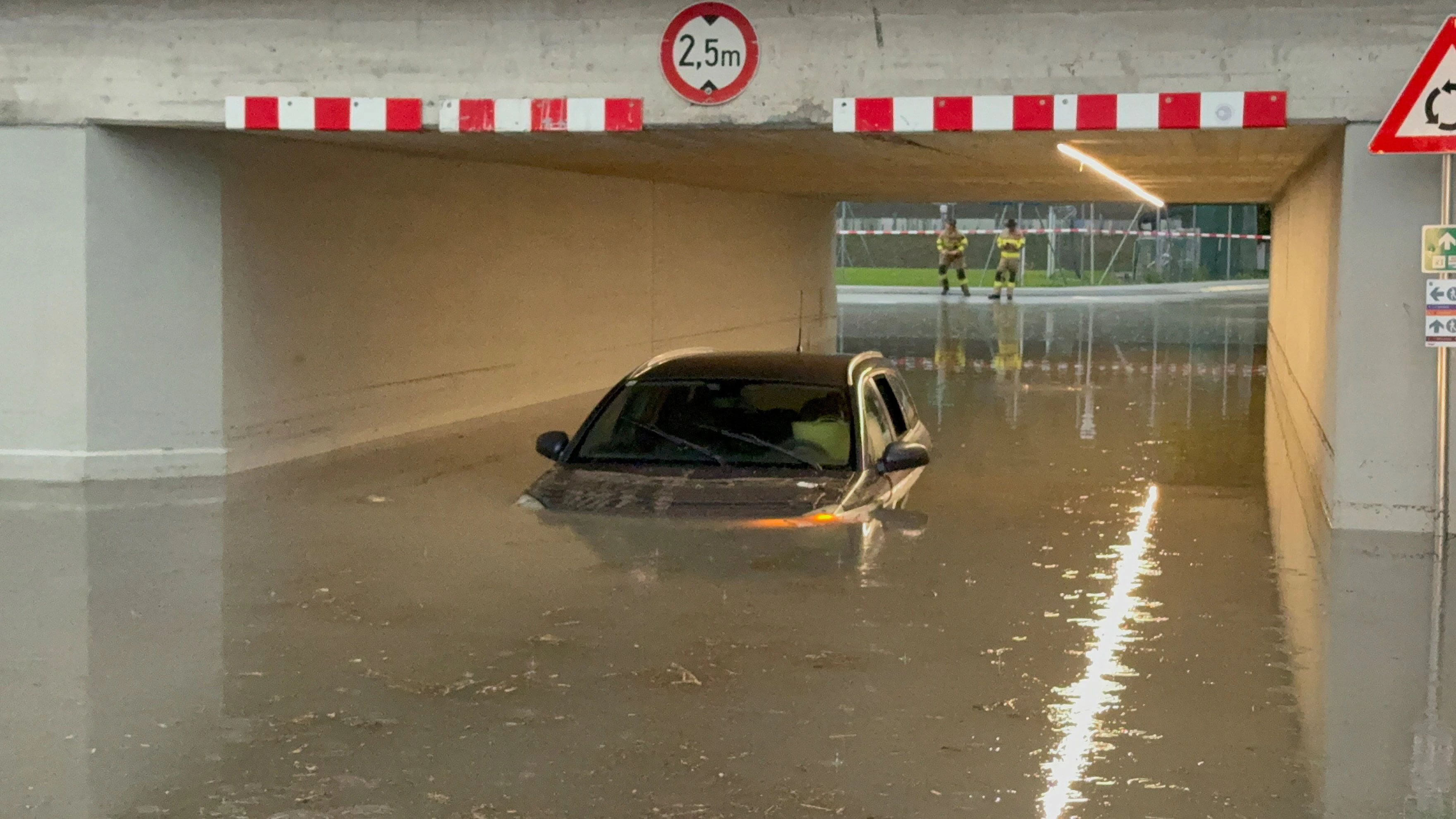 Heute.at - Unwetter! Mure schneidet Gasthaus von Außenwelt ab