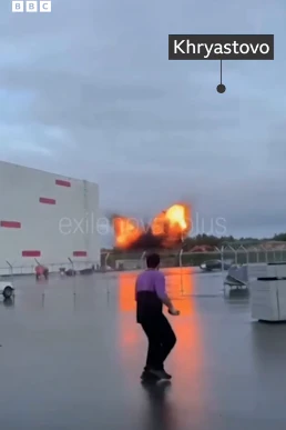 … und sich sofort ein riesiger Feuerball entwickelt