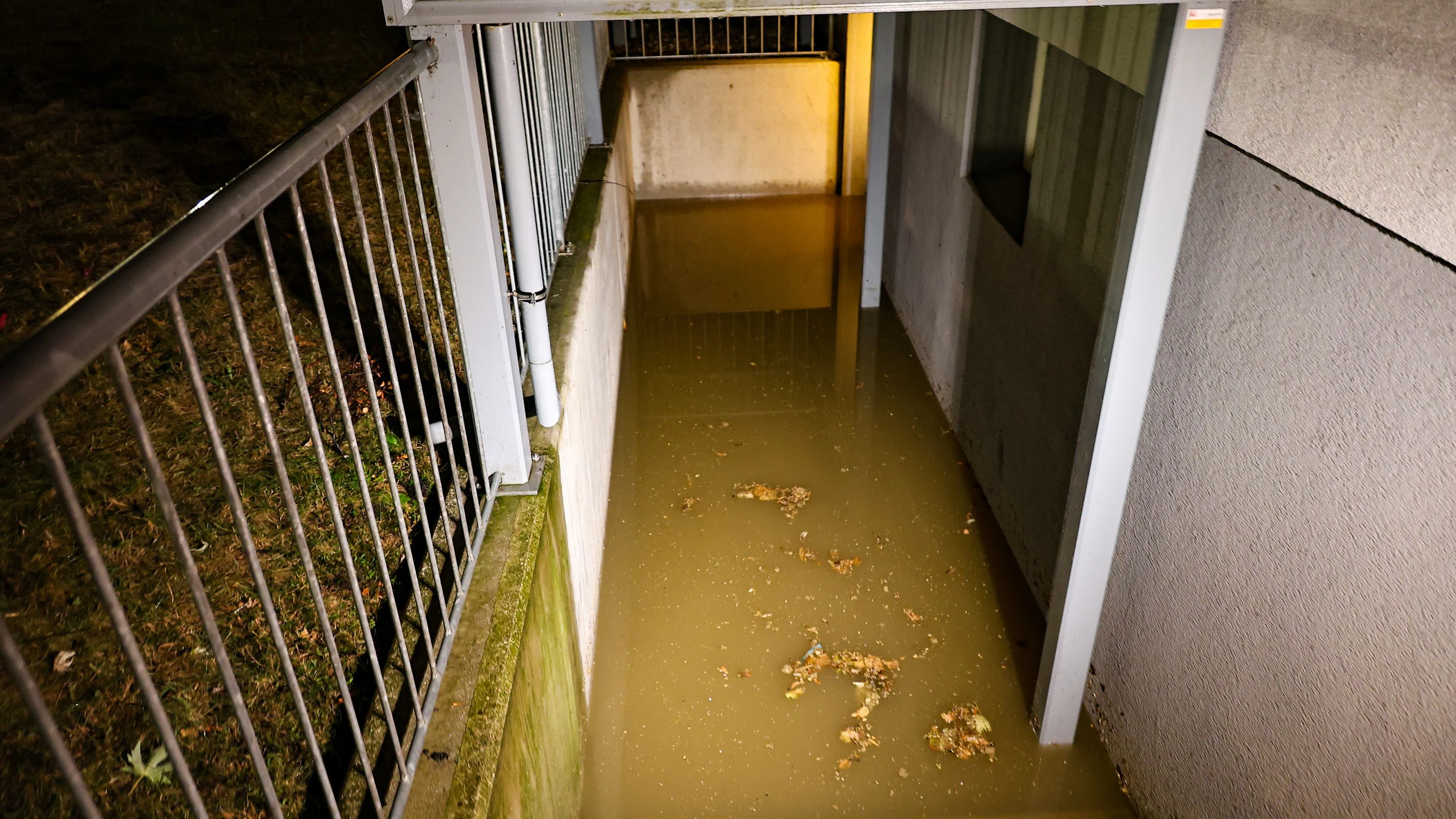 Heute.at - Starkregen-Unwetter flutet Wohnhaus mit Fäkalwasser