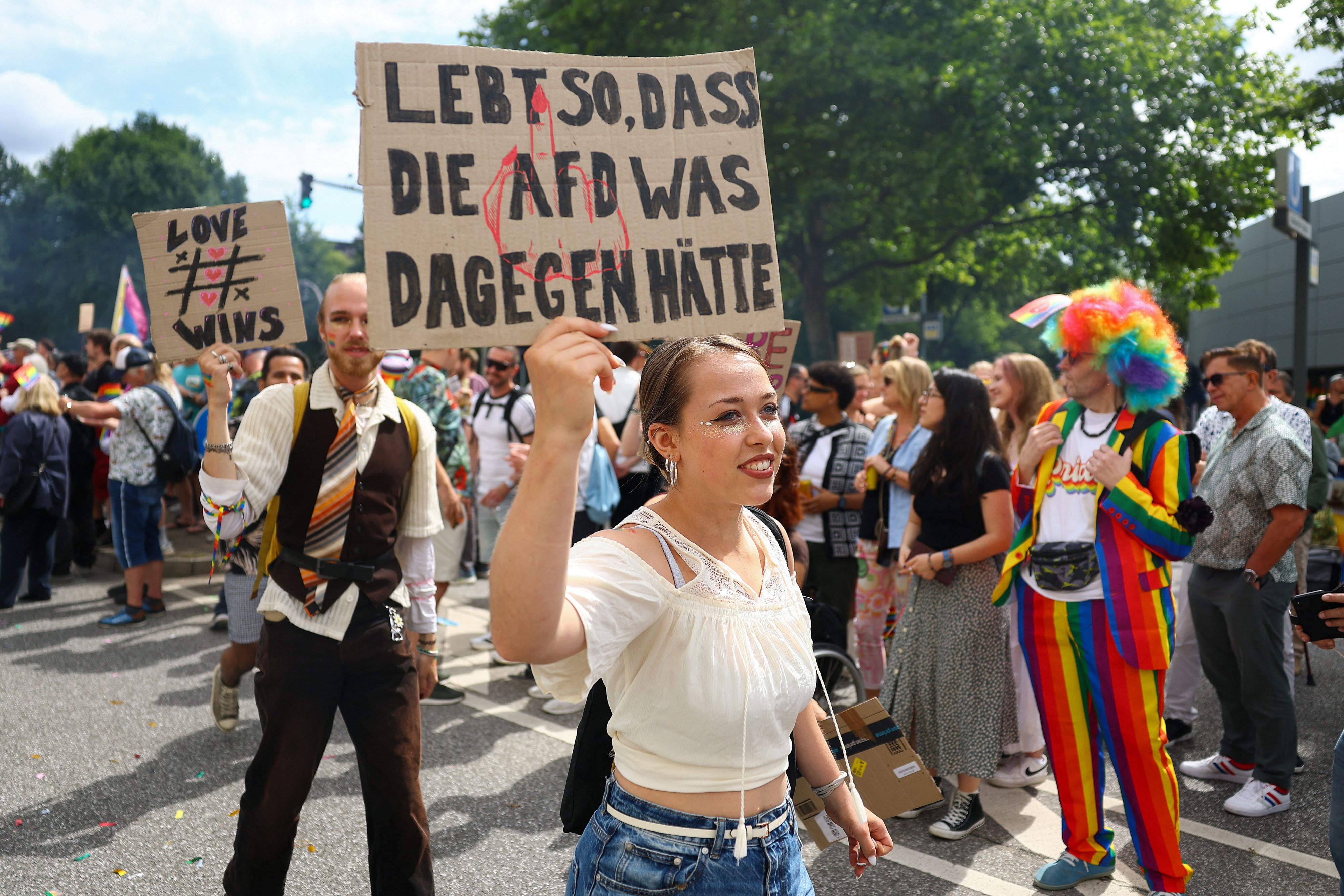 Die Politik der AfD verstoße gegen das Menschenwürdeprinzip und das Demokratieprinzip im Grundgesetz und sei daher verfassungswidrig, so die Begründung.