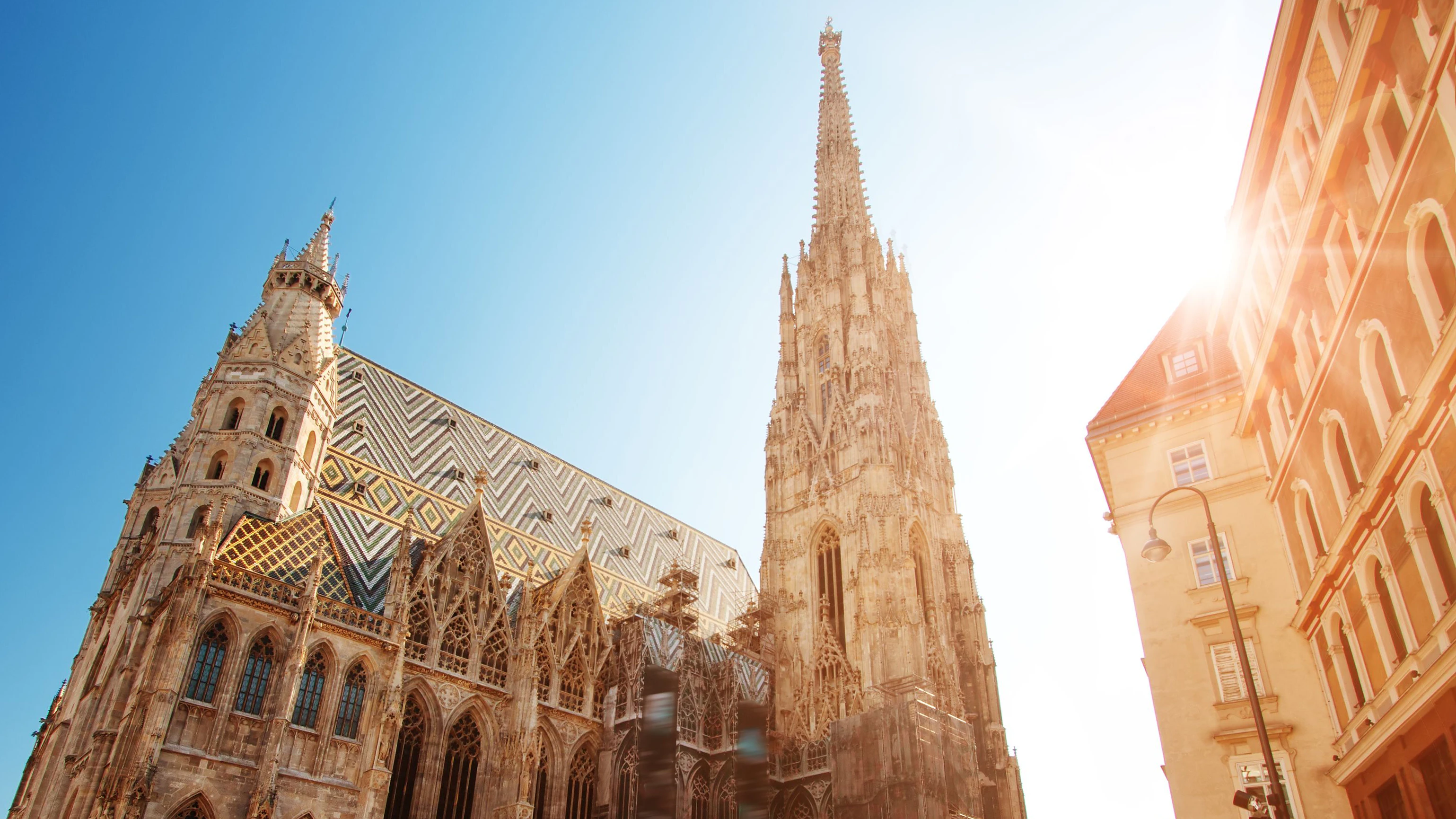 Auch in Wien wird es jetzt wieder außergewöhnlich heiß. Der Aufenthalt im ungeschützten Freien sollte am Nachmittag vermieden werden.