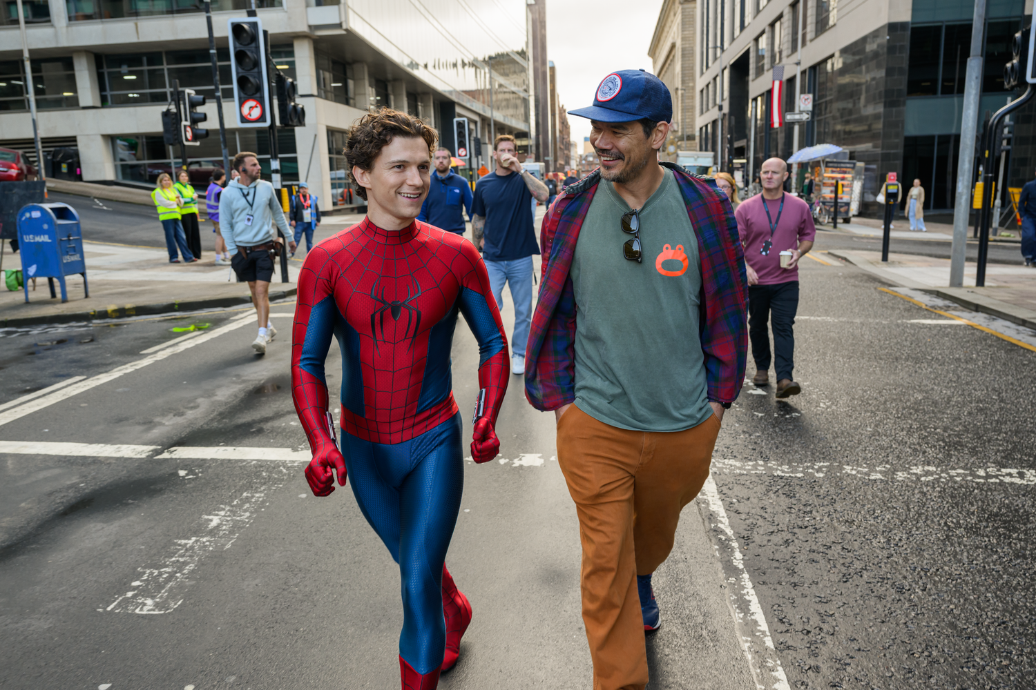 Tom Holland und Regisseur Destin Daniel Cretton am Set von Columbia Pictures.