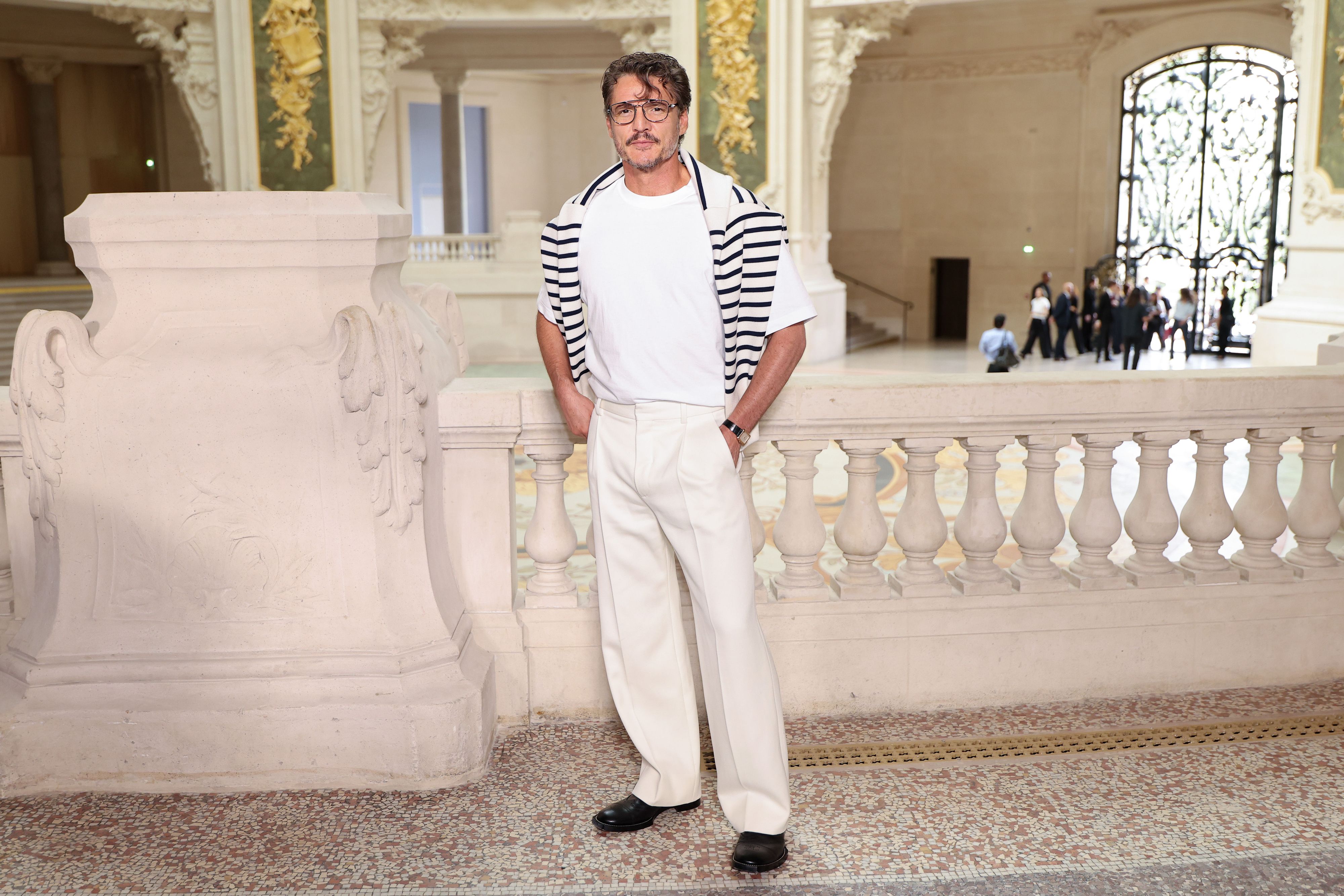 Pedro Pascal zeigt, wie stilvoll Sommermode sein kann: Mit lockerer Silhouette und hellen Farben wird der Hollywood-Star zum perfekten Vorbild für heiße Tage.