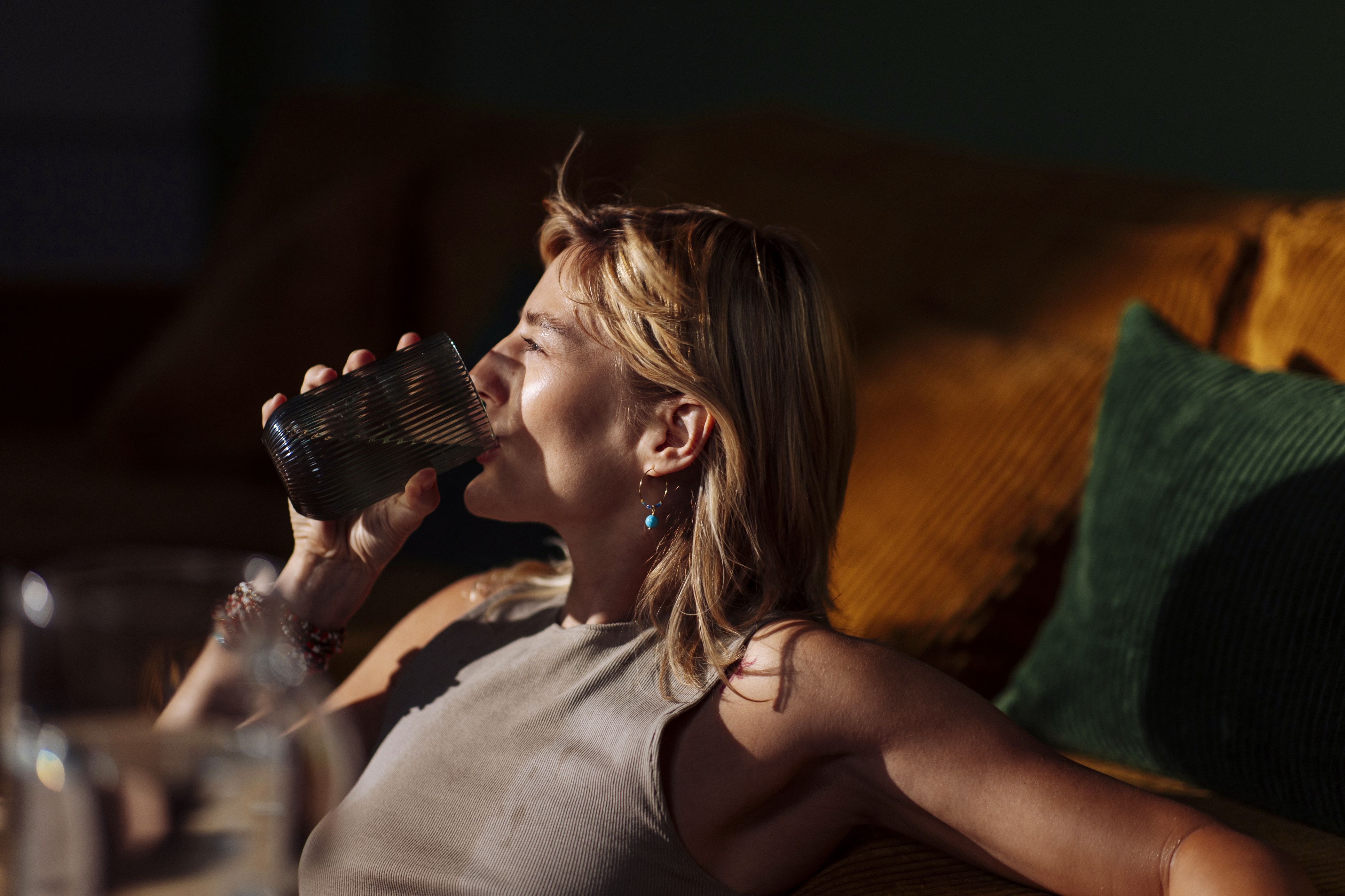 Ein Glas Sauerkirschensaft vor dem Schlafengehen? Das könnte sich für manche Menschen lohnen.