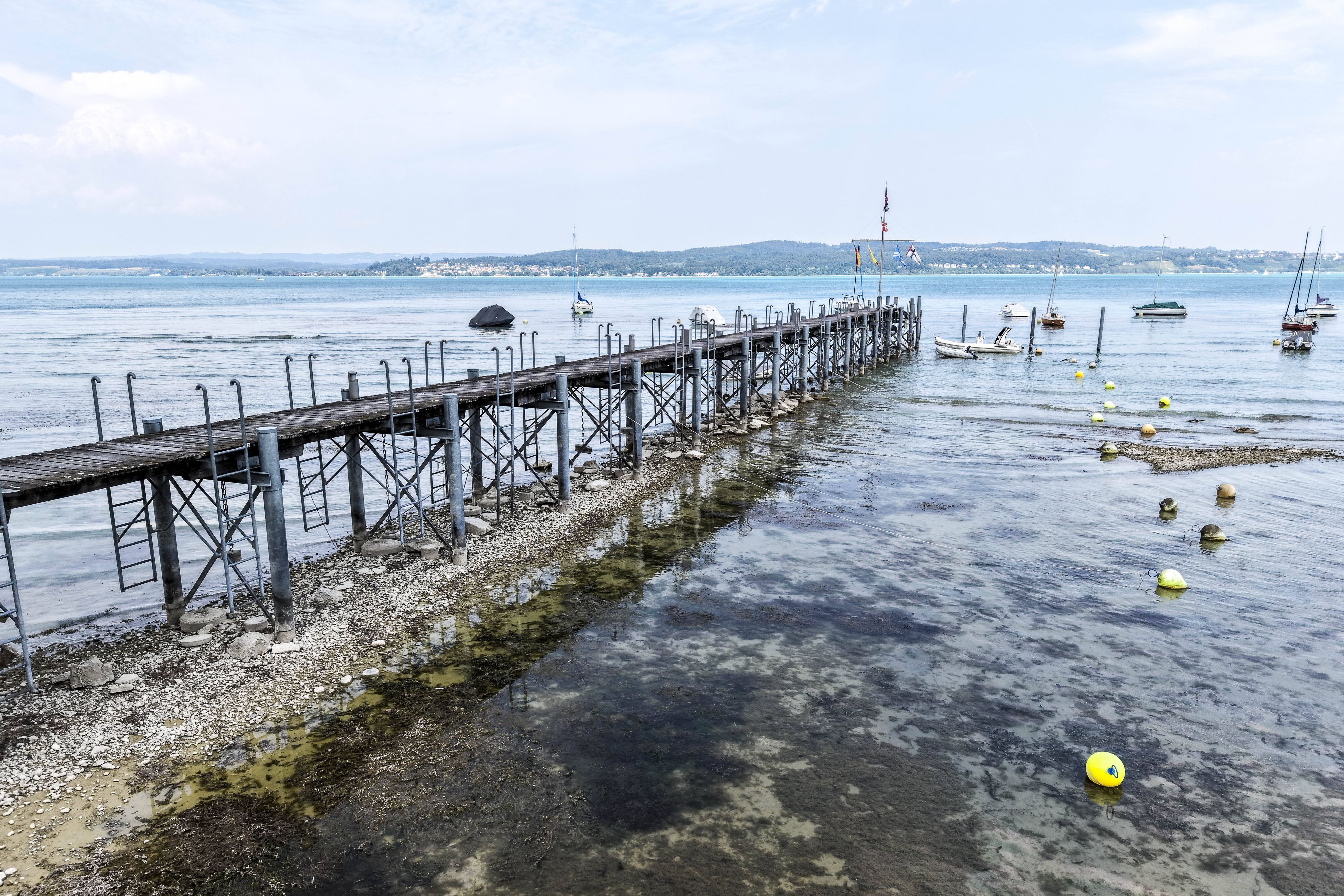 Der Wasserstand im Bodensee, im Bild ein Steg bei Konstanz–Hohenegg, ist stark gesunken. Aufgenommen am 31. Juli 2026